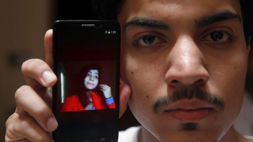Orrore in Pakistan: madre strangola e da fuoco alla figlia che ha deciso di sposarsi