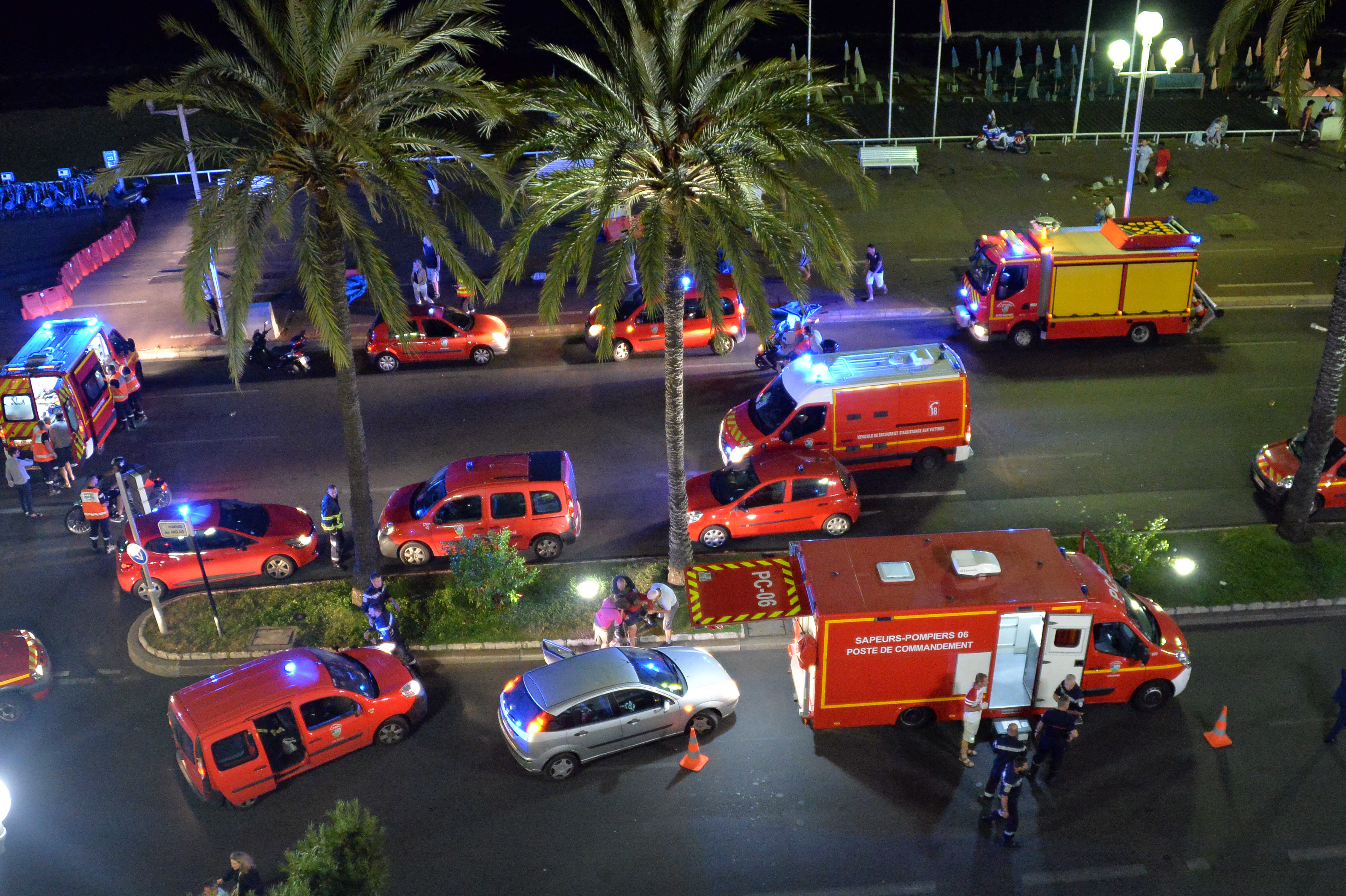 Attentato a Nizza, camion investe la folla: almeno 84 morti