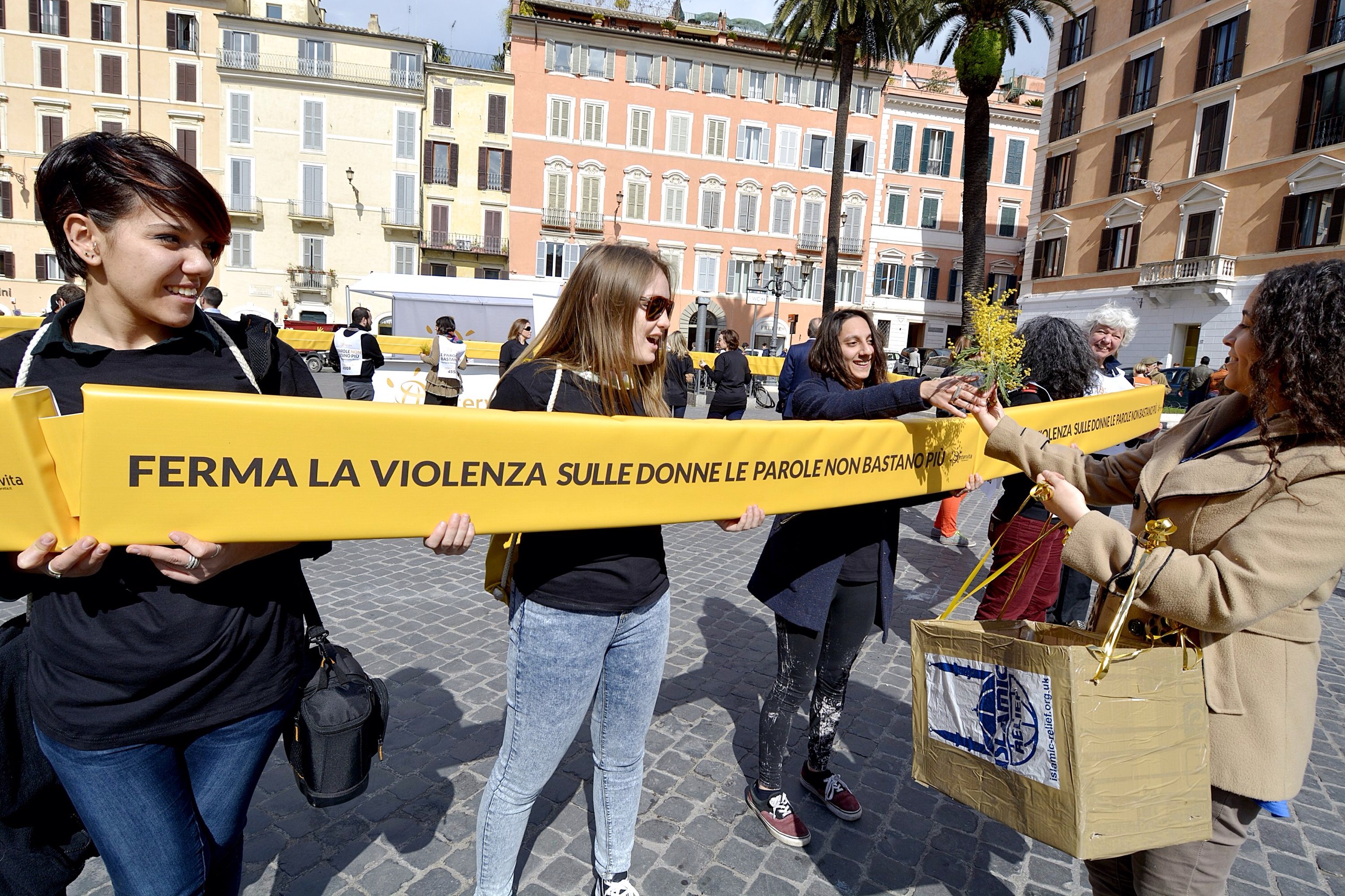 Flash mob per la campagna Â«Le parole non bastano piÃ¹Â»