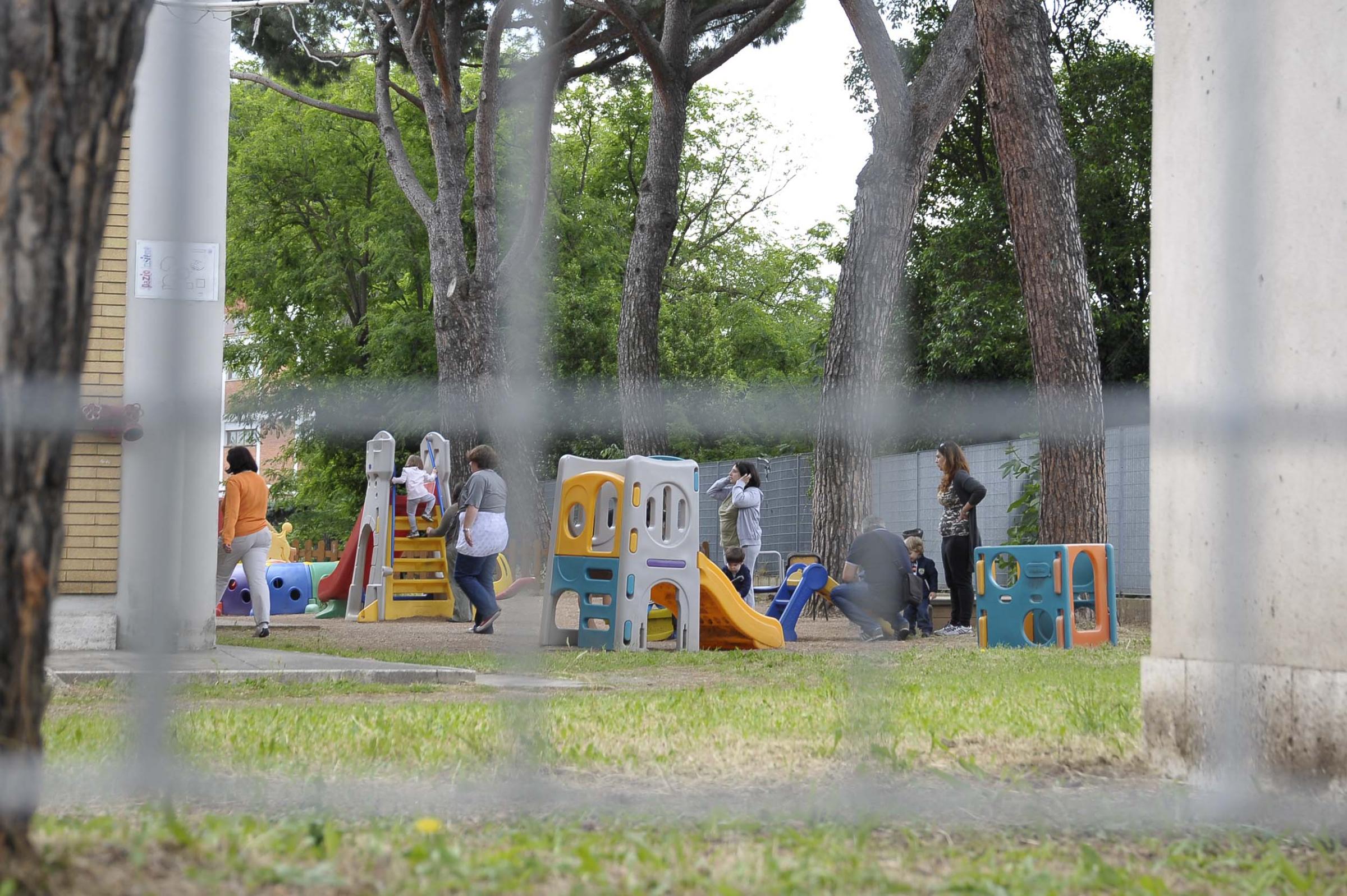 Maltrattamenti all’asilo nido: a Milano due arresti. Morsi e insulti ai bambini