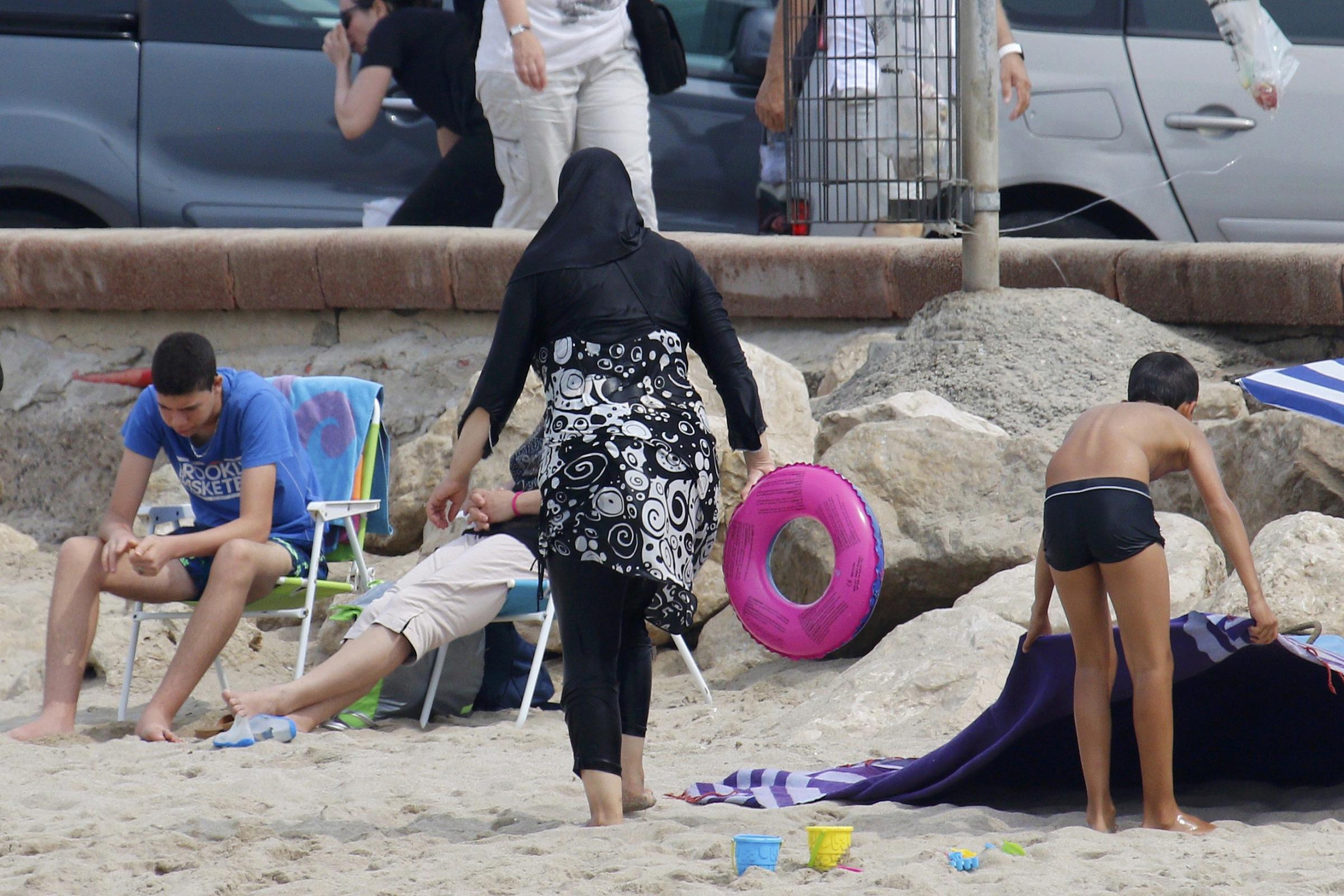 Francia, vietato il burkini in spiaggia: arrivano le prime multe