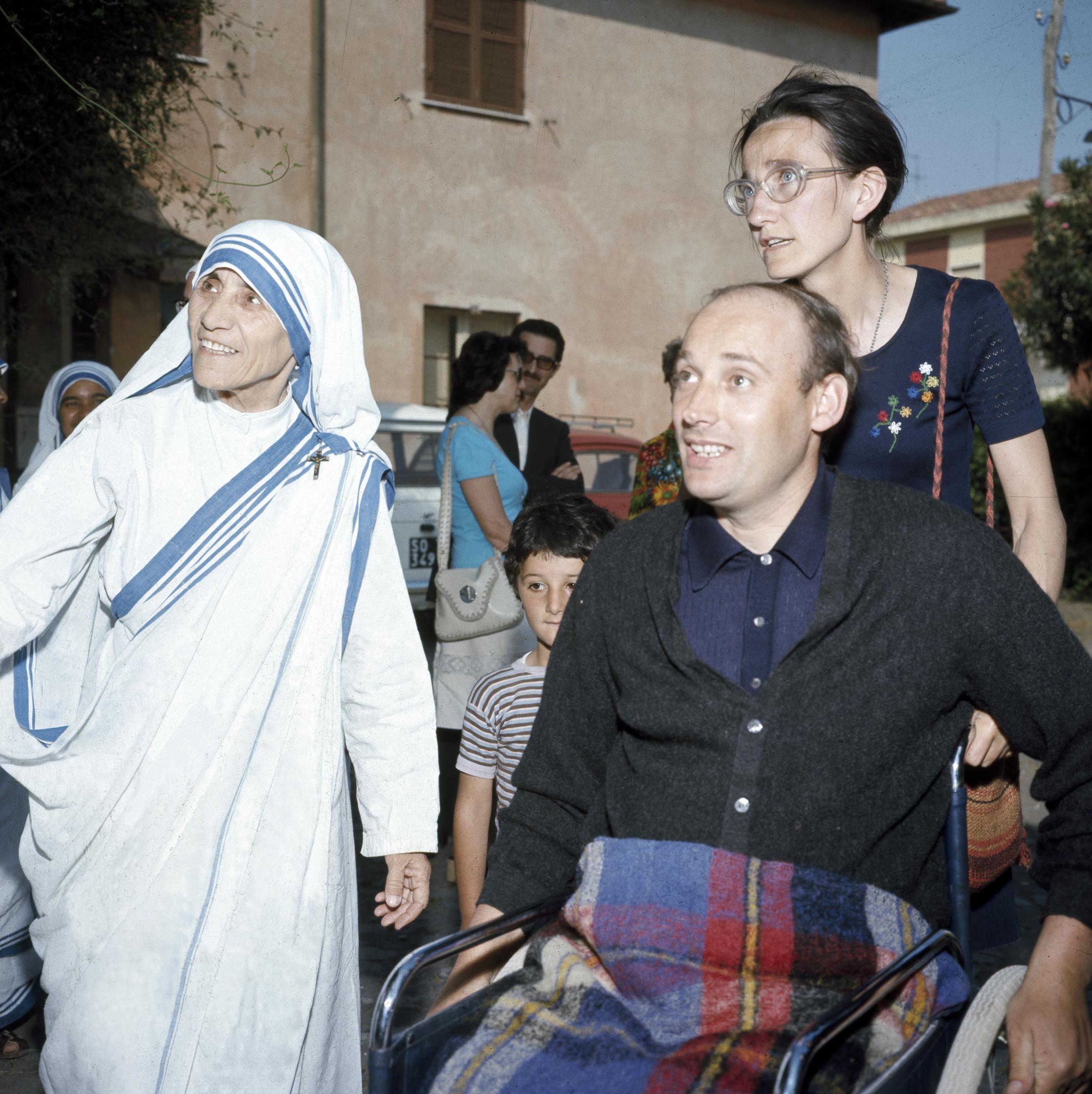 madre teresa aiuta i bisognosi