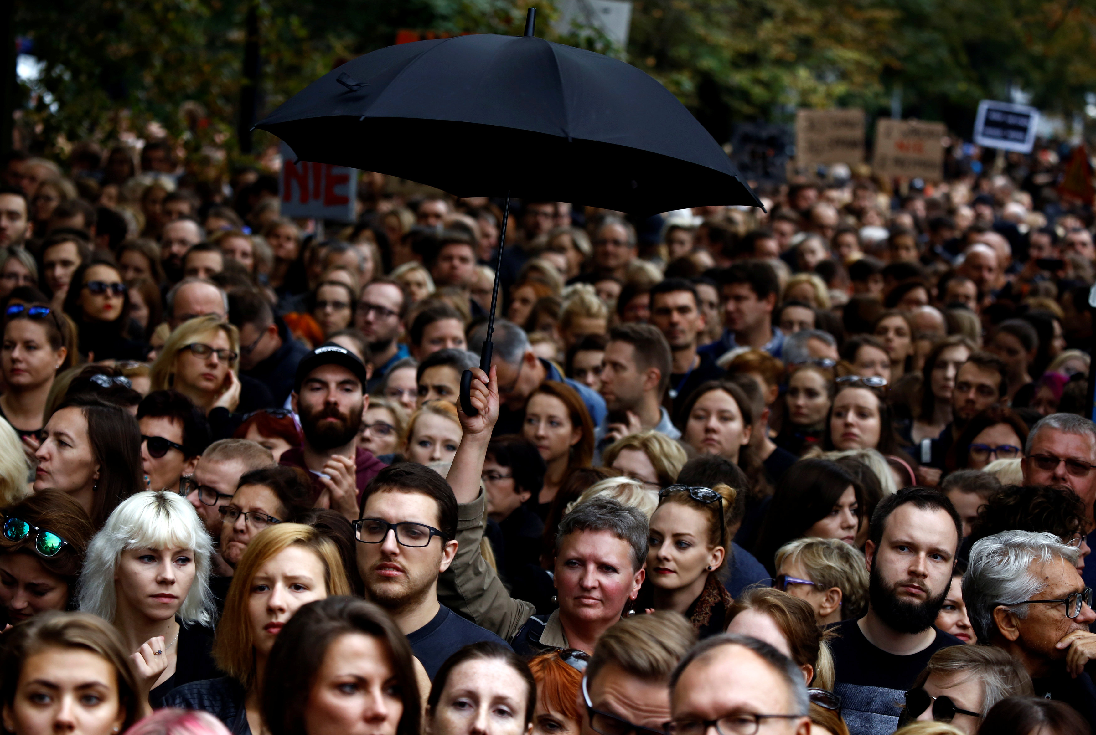 Polonia, migliaia in piazza a Varsavia contro nuove restrizioni all'aborto