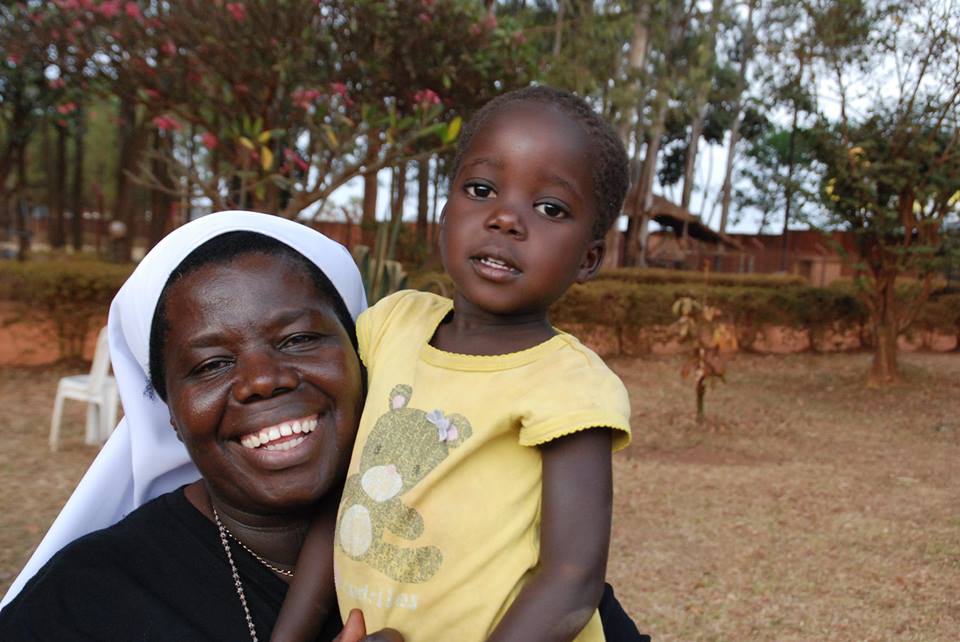 Uganda, la storia di suor Rosemary Nyirumbe che salva le bambine soldato