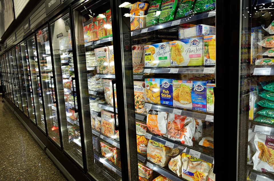 Etichette alimentari, nuovi obblighi: grassi, zuccheri e calorie ben visibili