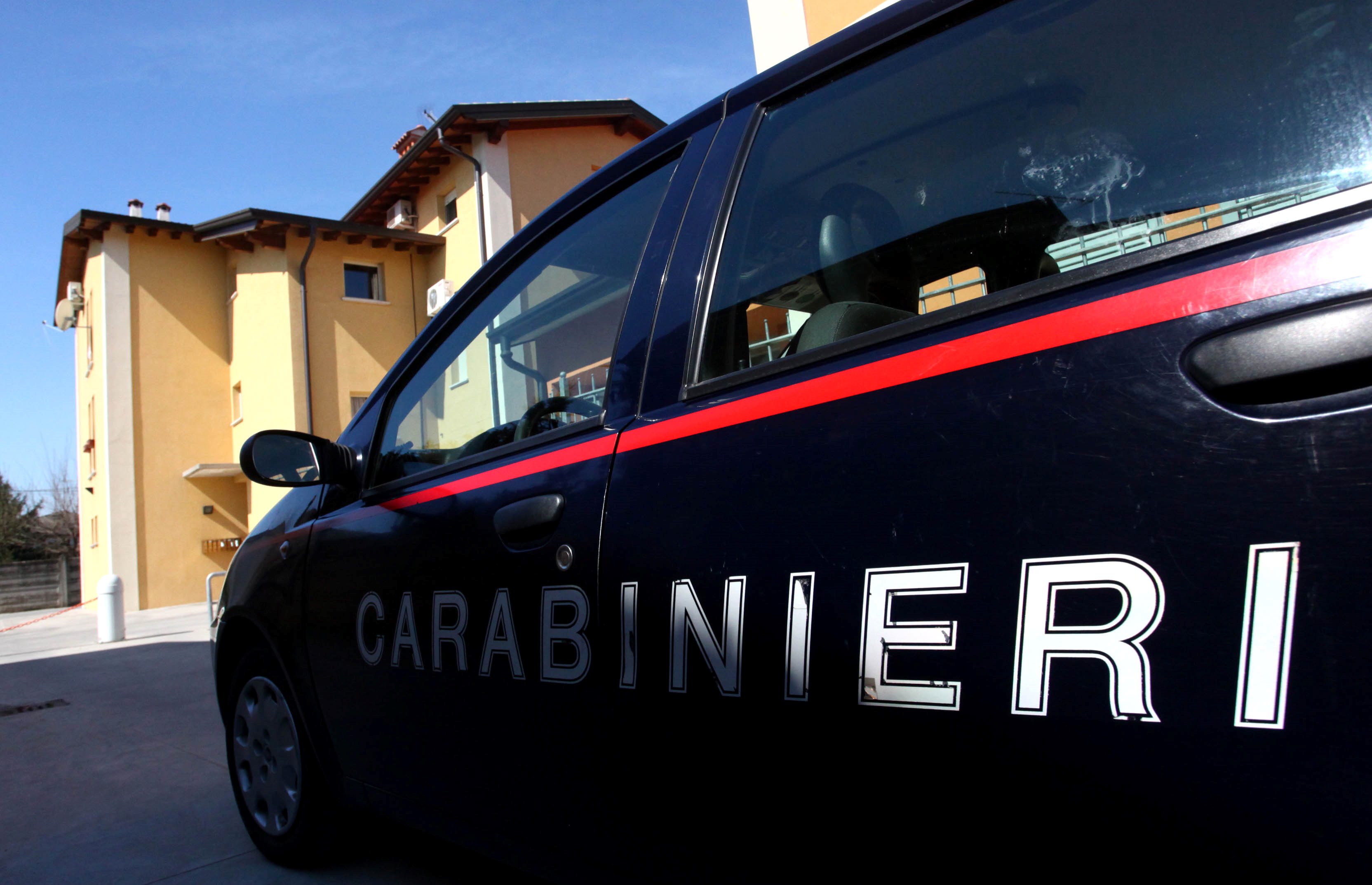 Donna trovata decapitata in un palazzo: orrore a Brescia