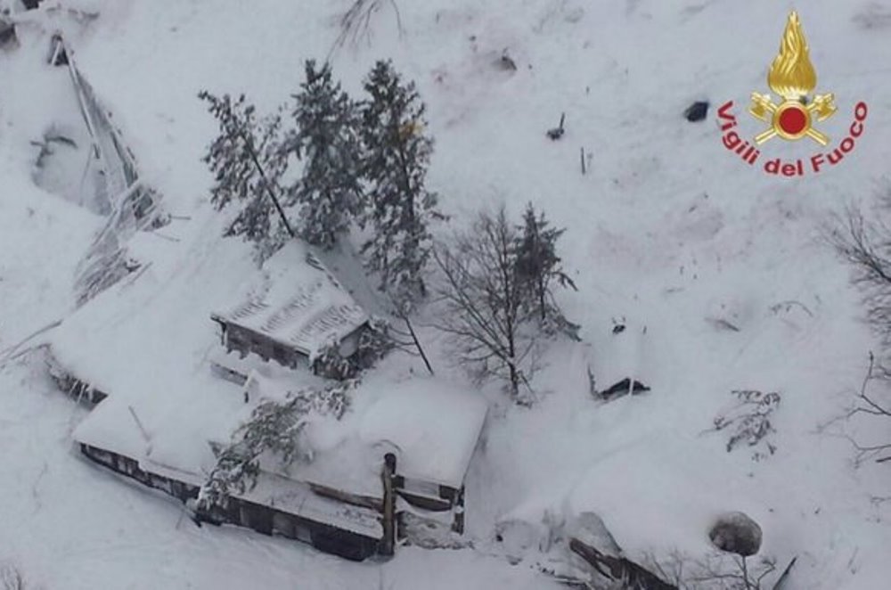 Hotel Rigopiano, undici persone trovate vive sotto la slavina: soccorritori lavorano senza sosta