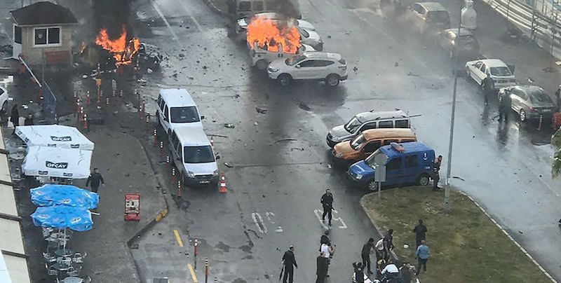 Turchia, autobomba esplode davanti al tribunale di Smirne: nella città si indagava per la strage di Capodanno