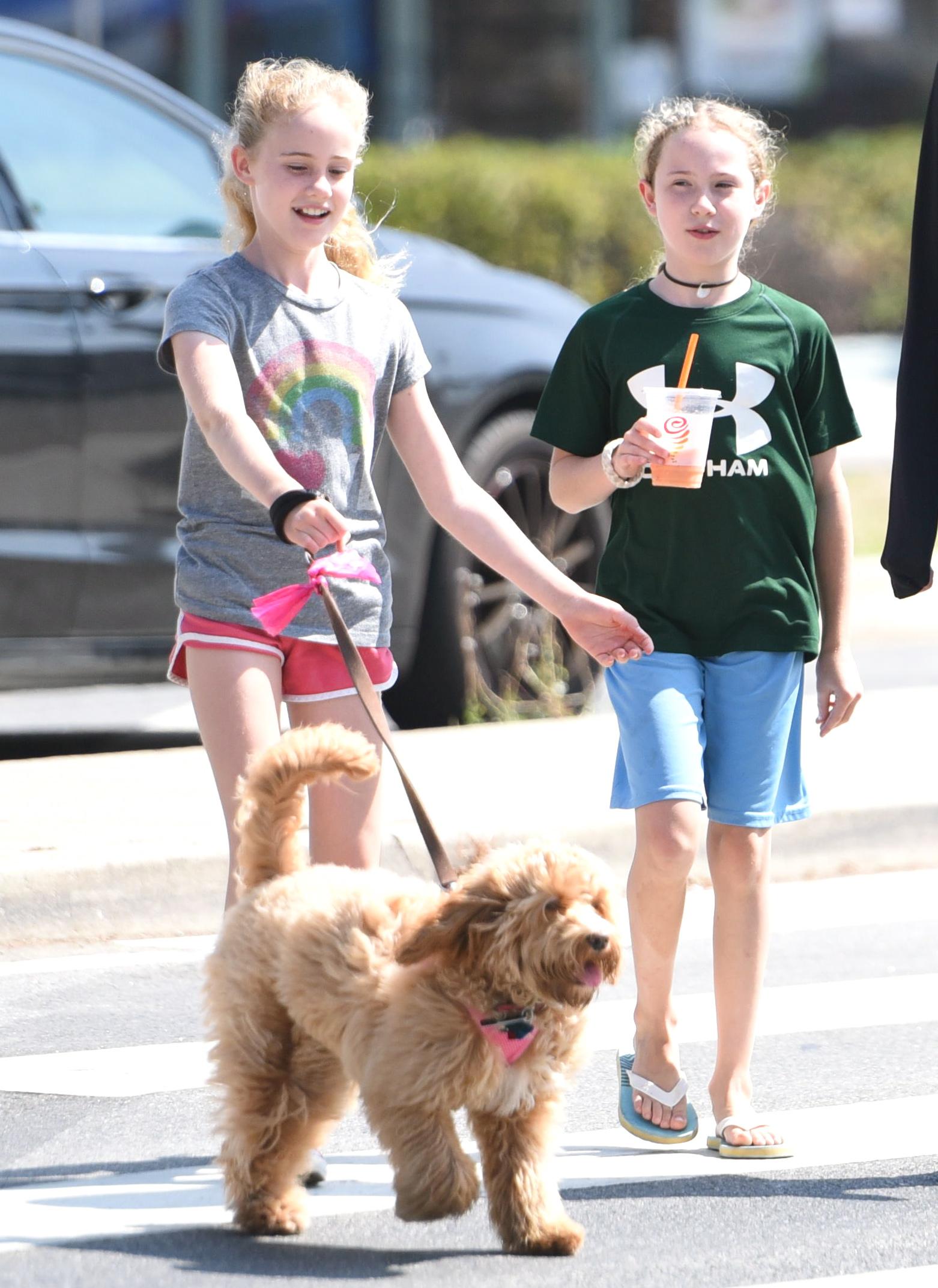Marcia Cross passeggia con le figlie gemelle ed il cane