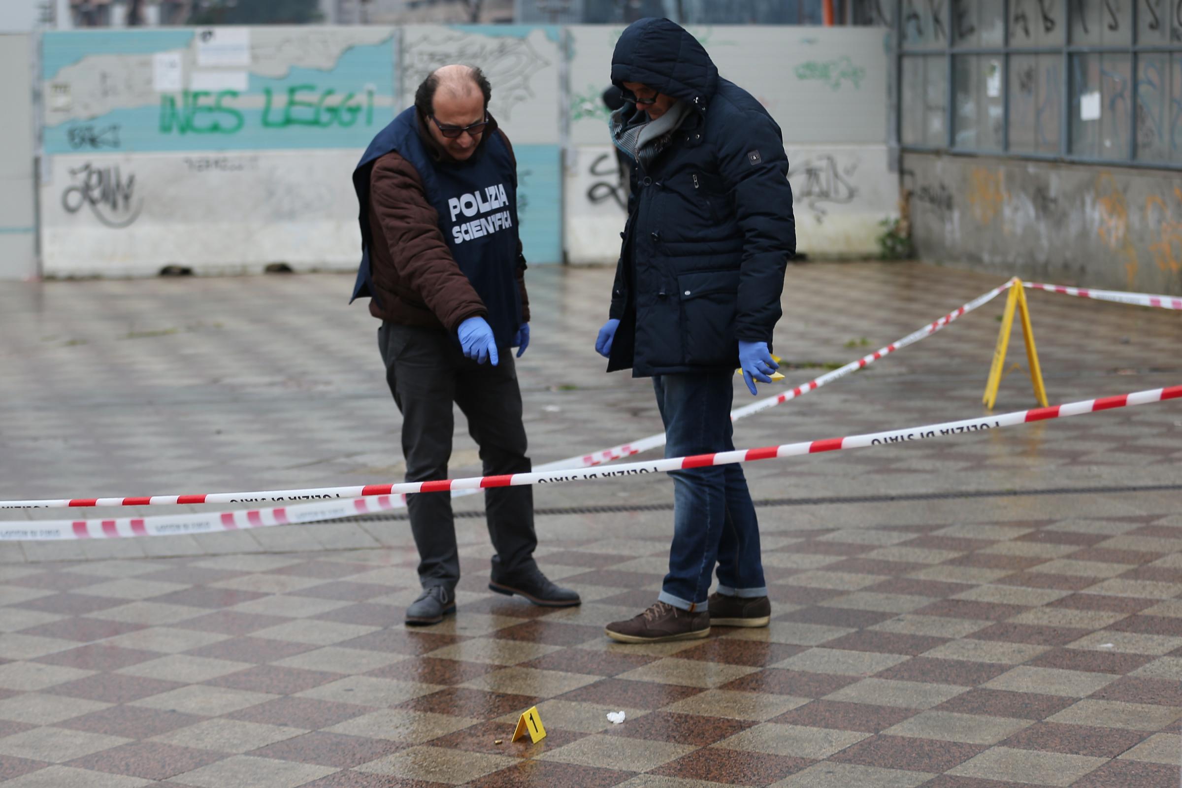 Napoli, spara e ferisce ex moglie e il nuovo compagno: aveva già ucciso in passato