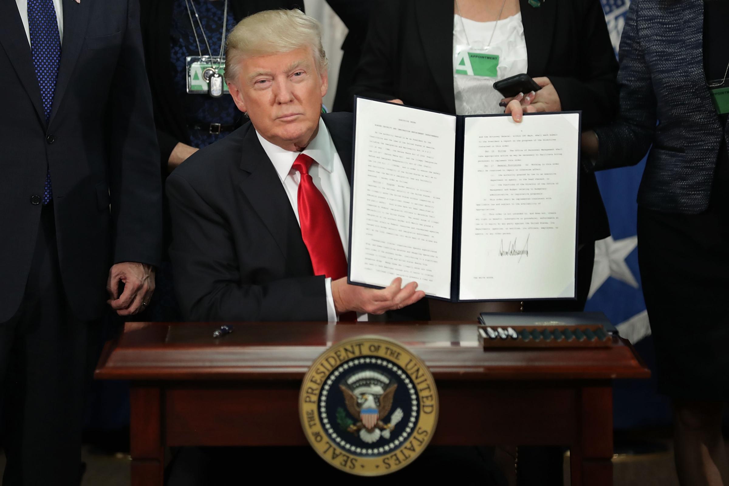Donald Trump e il muro: tutte le scelte del nuovo Presidente che creano polemiche