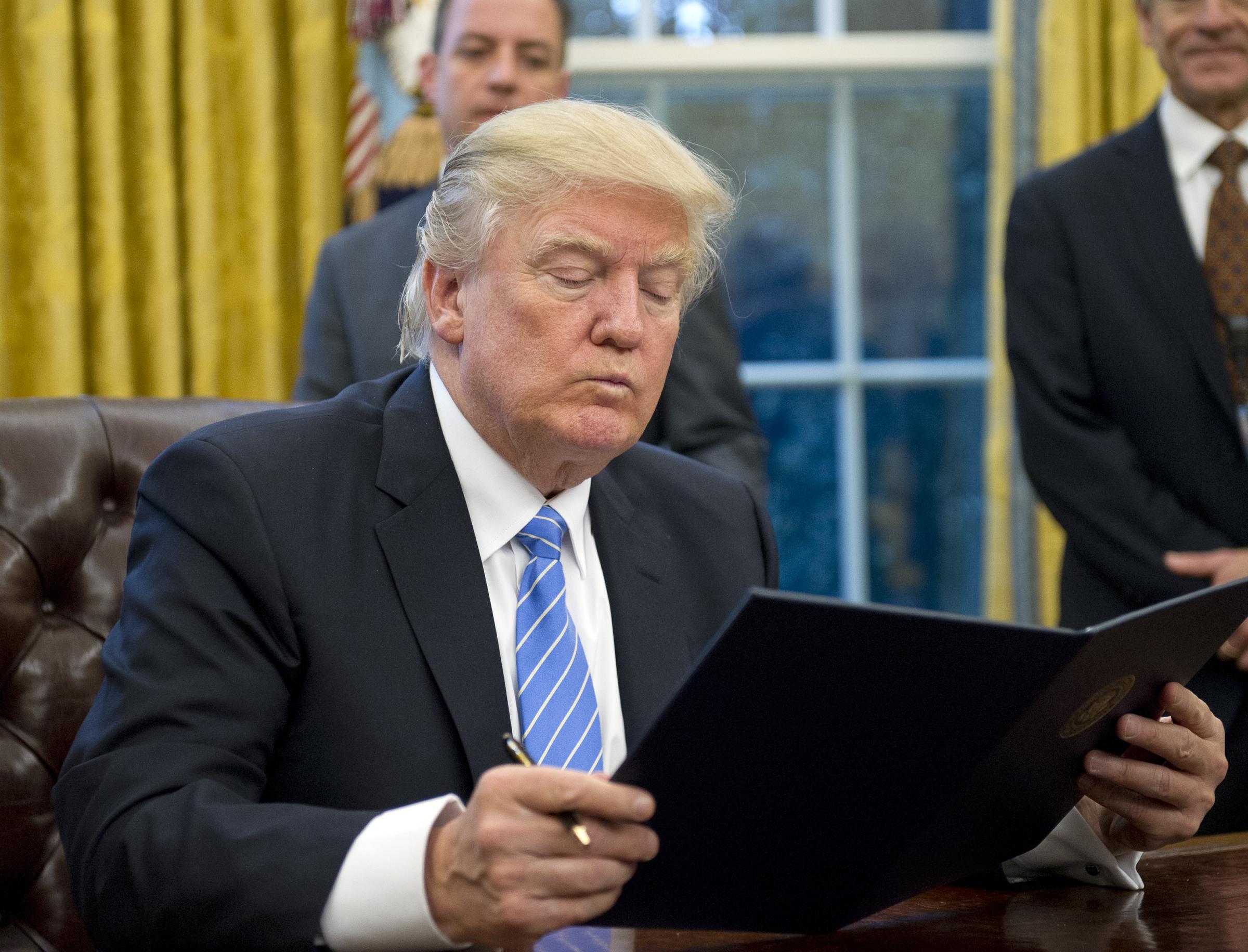 Aborto: Trump blocca i fondi con un ordine esecutivo