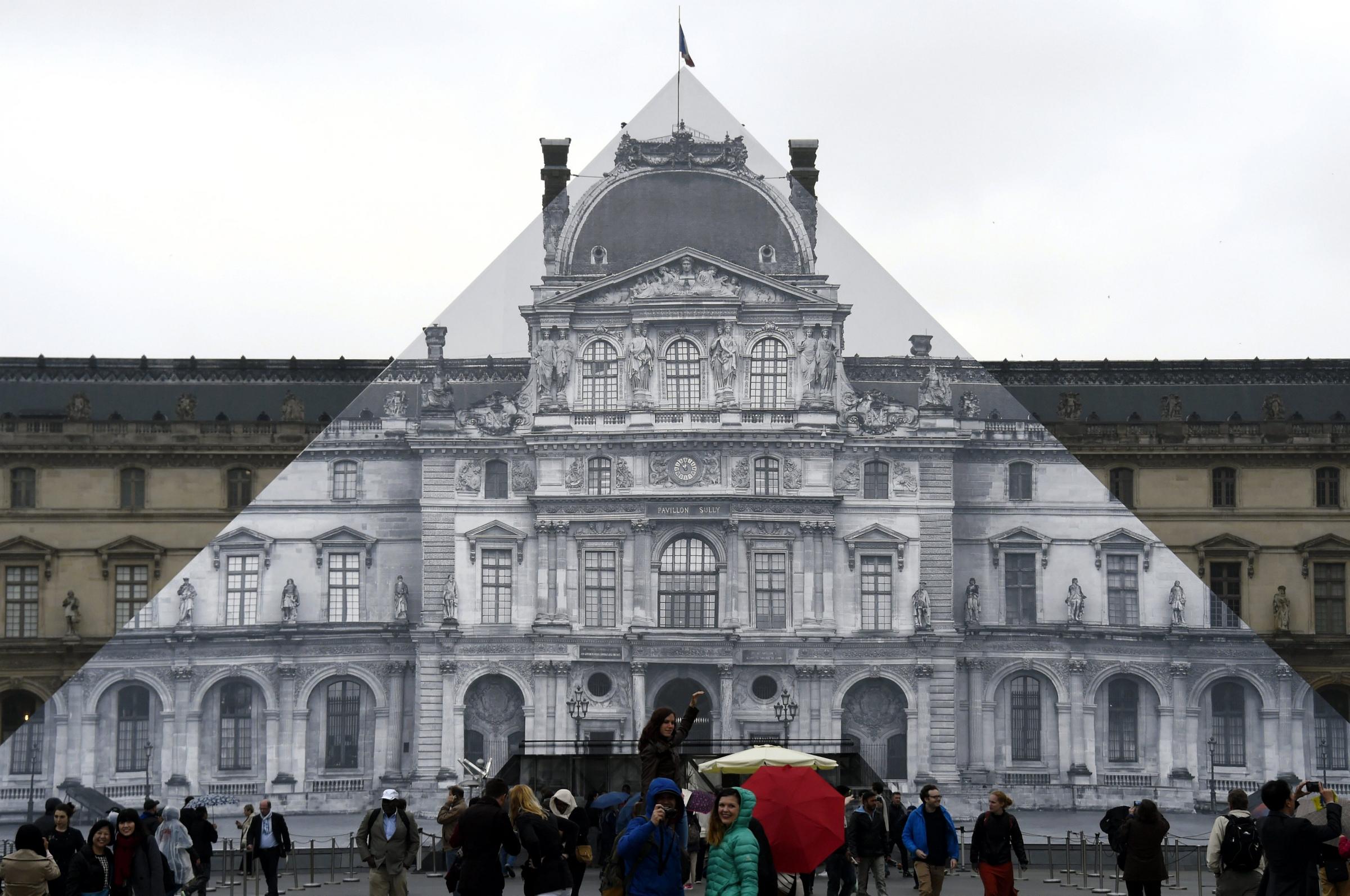 Assalto militare al Louvre: soldati sparano ad un uomo armato di coltello