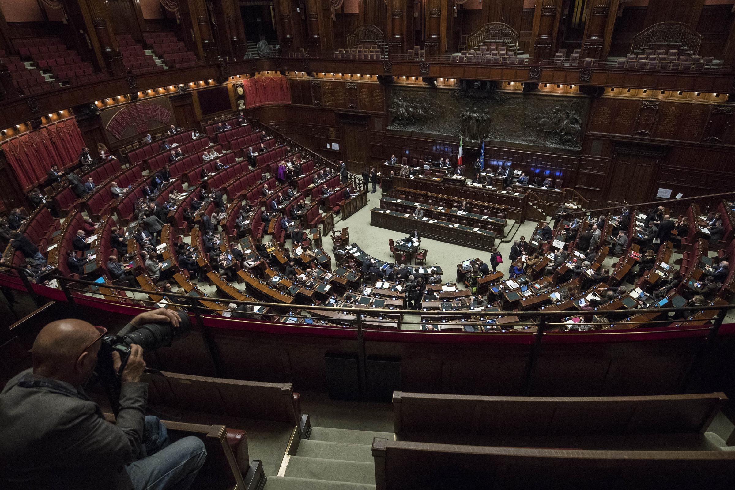 Femminicidio, passata alla Camera la legge che tutela gli orfani e inasprisce la pena per l’uxoricida