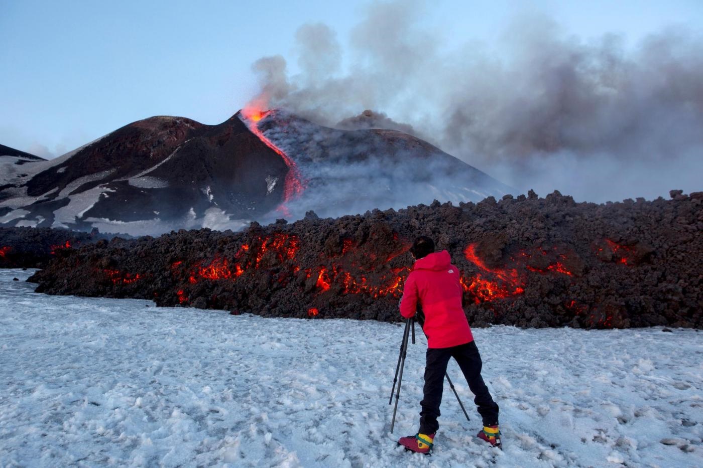 Catania, contatto tra lava e neve scatena esplosione sull' Etna