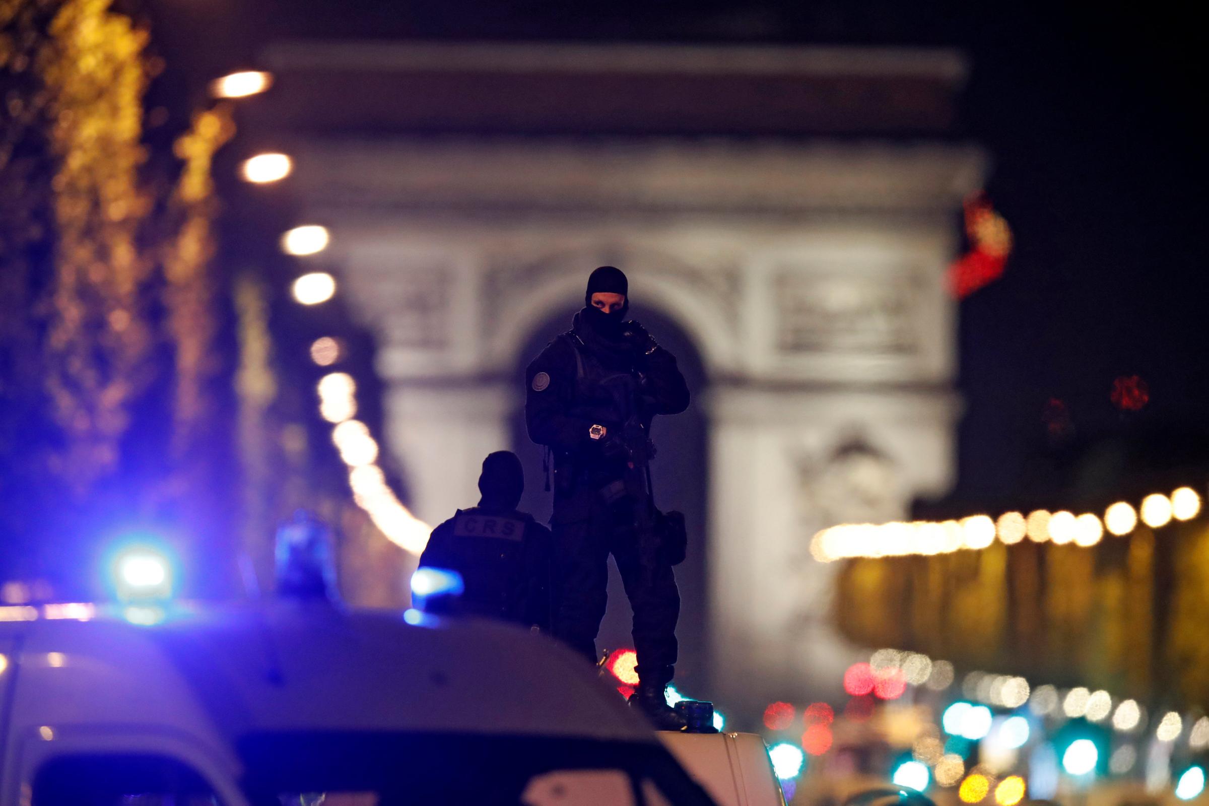 Parigi, attacco sugli Champs Elysées: ucciso un agente e l’attentatore
