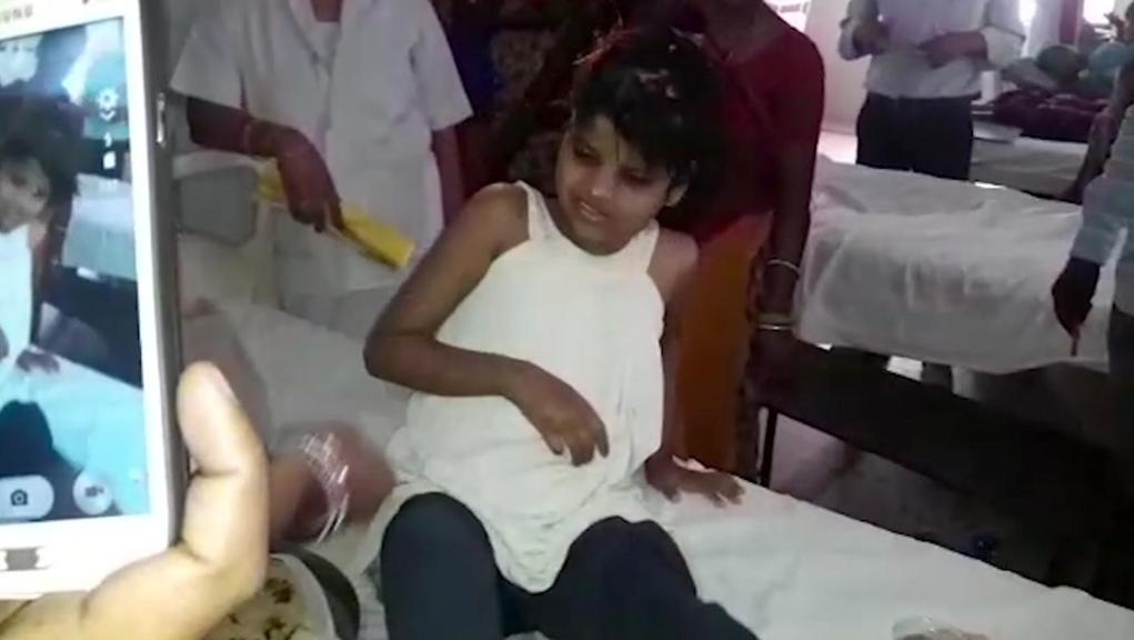 Mowgli esiste davvero: in India una bimba di 8 anni allevata dalle scimmie nella foresta