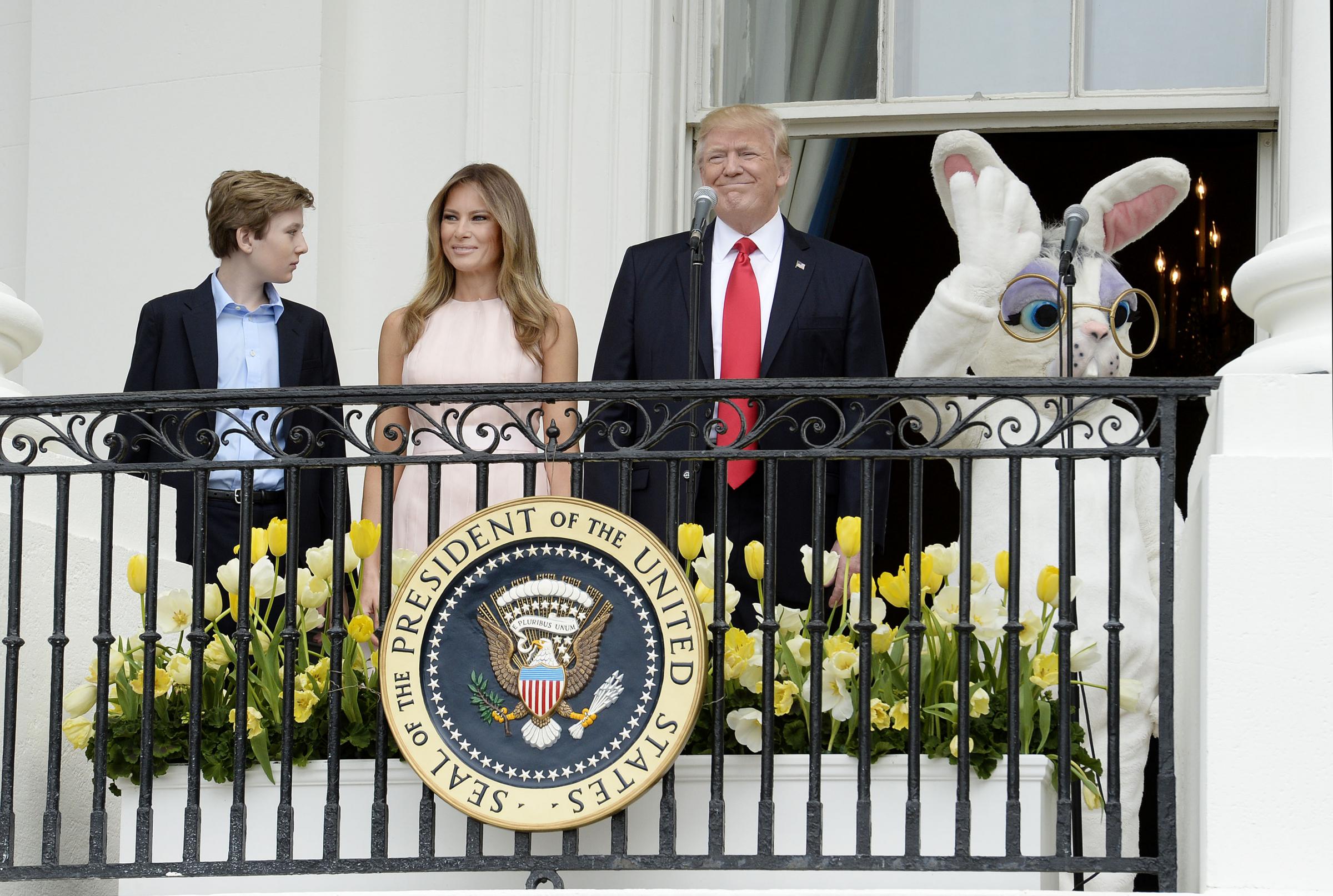 Donald Trump e la gaffe alla cerimonia di Pasqua: Melania lo corregge e diventa virale