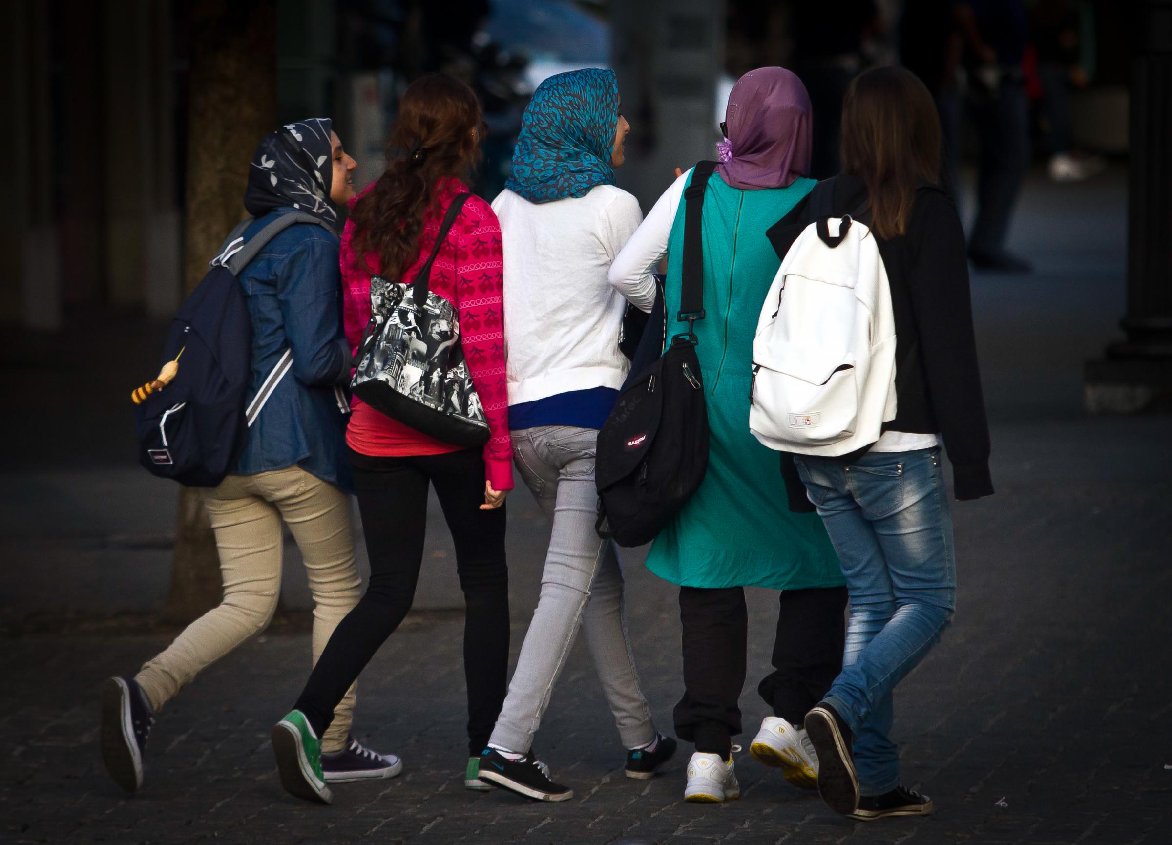 Pavia, minorenne marocchina frustata dai genitori perché veste all’occidentale: tolta alla famiglia