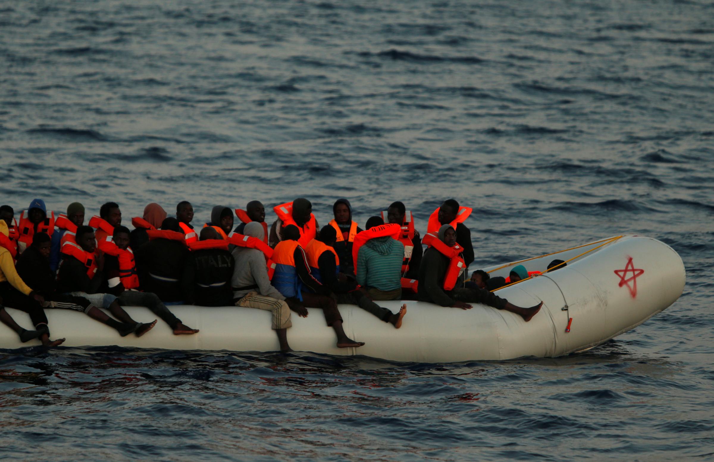 Migranti e Ong, sono davvero finanziate dai trafficanti? Il dibattito che infervora la politica