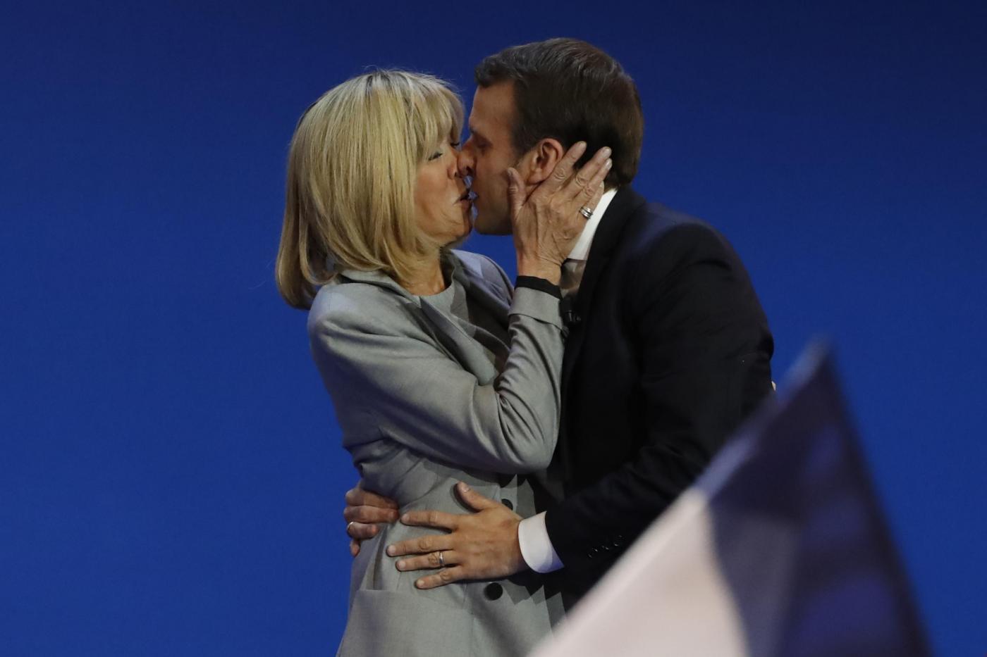 Emmanuel Macron risponde alle critiche per l’età della moglie