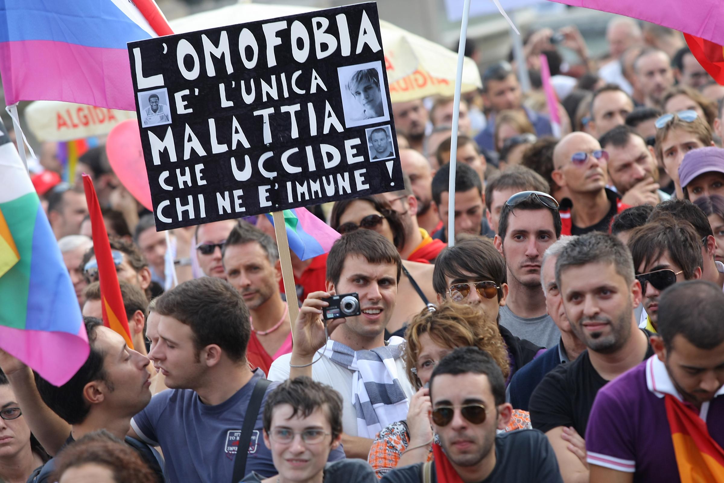 Omofobia in Italia, i dati del fenomeno all’help line: la discriminazione dalla violenza fisica a quella morale