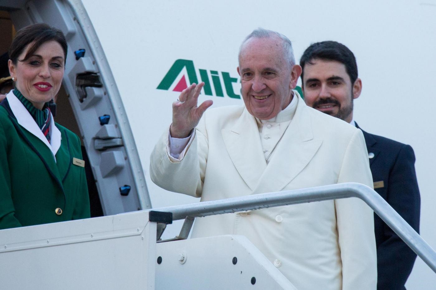 Papa Francesco contro le pensioni d’oro: “Sono un’offesa al lavoro. Bisogna combattere la disoccupazione giovanile”