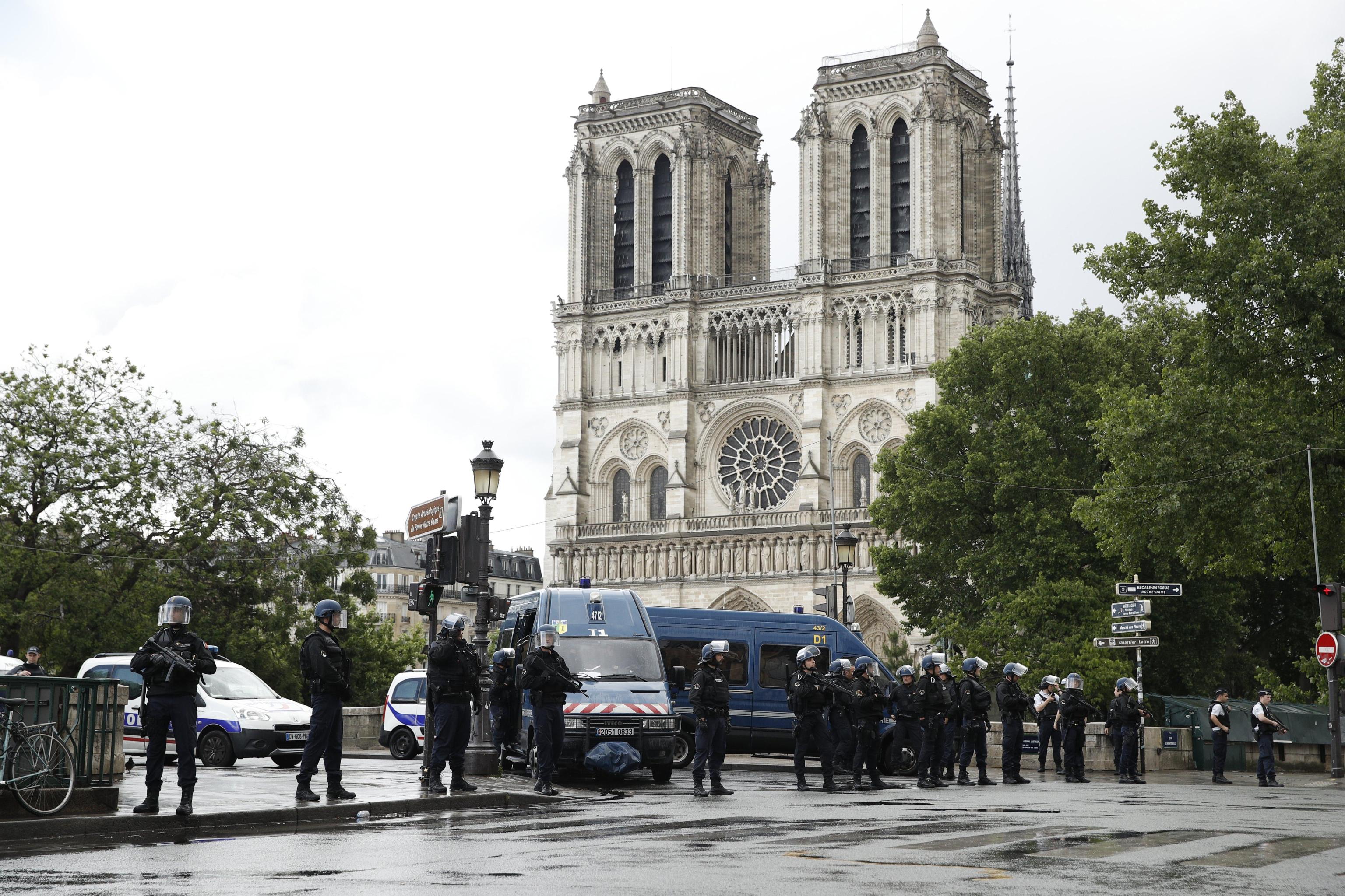 Parigi, agente aggredito con un martello: spari e paura a Notre Dame