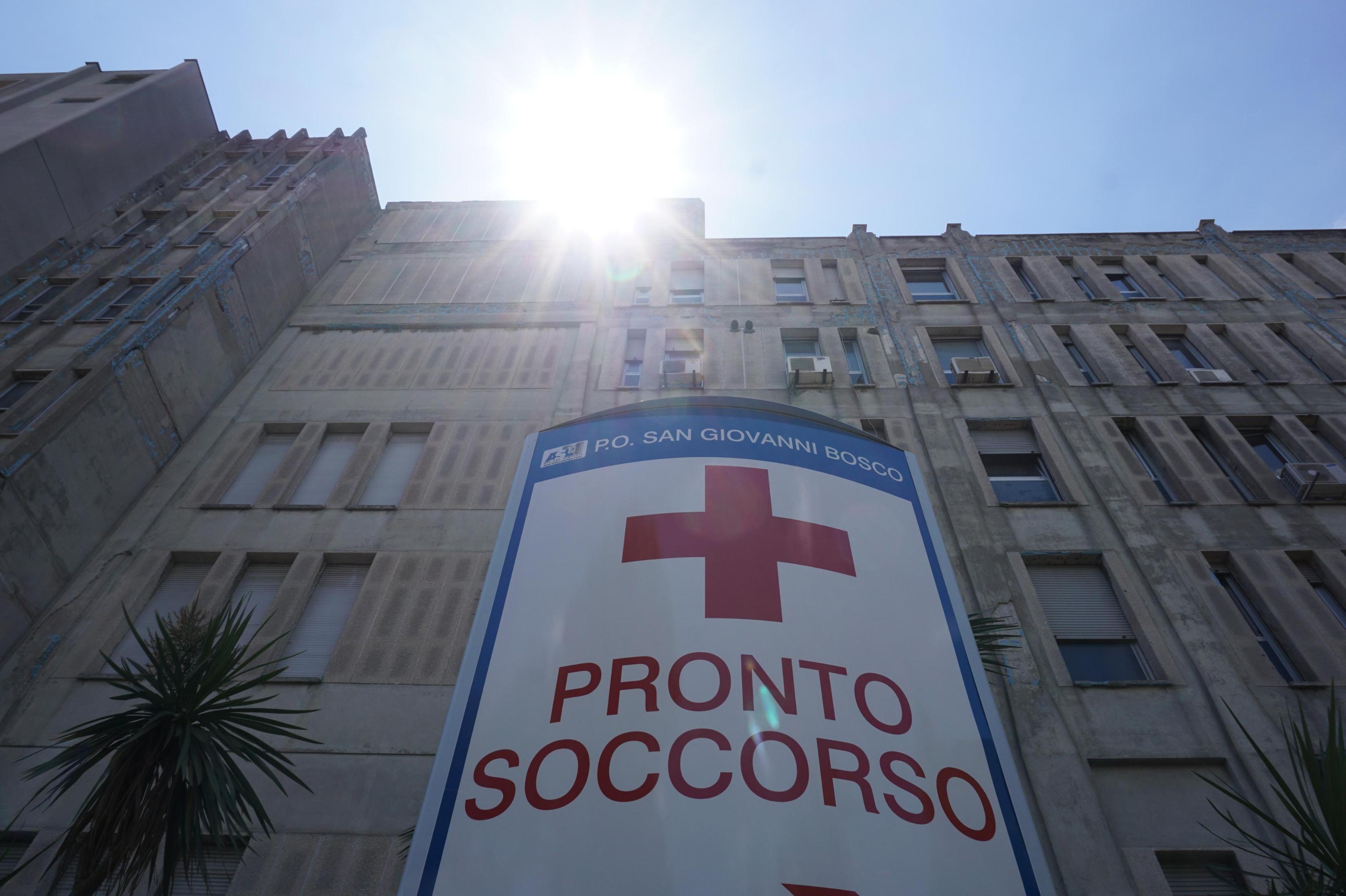 Zanzare e scarafaggi in un ospedale di Napoli, la direzione: “Oggi disinfestazione”