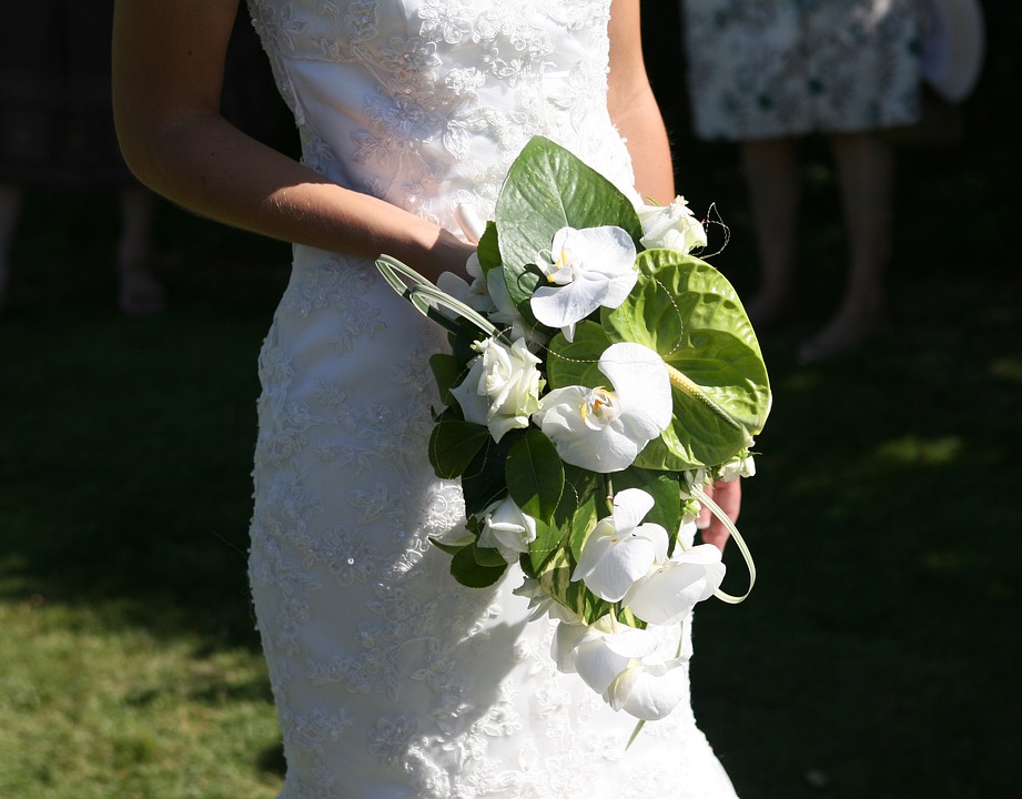 Sposa abbandonata all’altare: festeggia e brinda a sé stessa