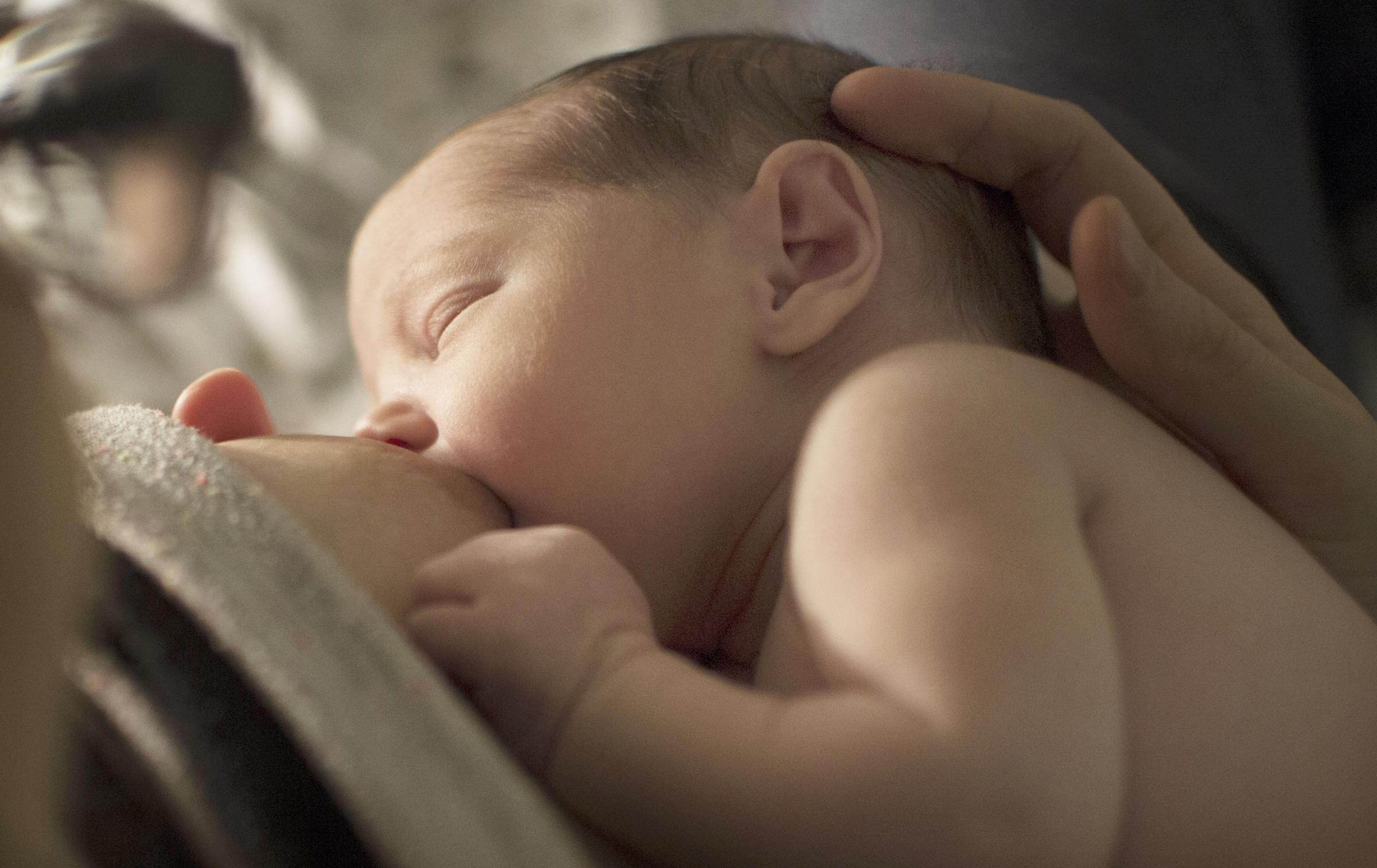 Fa l’amore mentre allatta: il video con il commento del bambino fa indignare il web