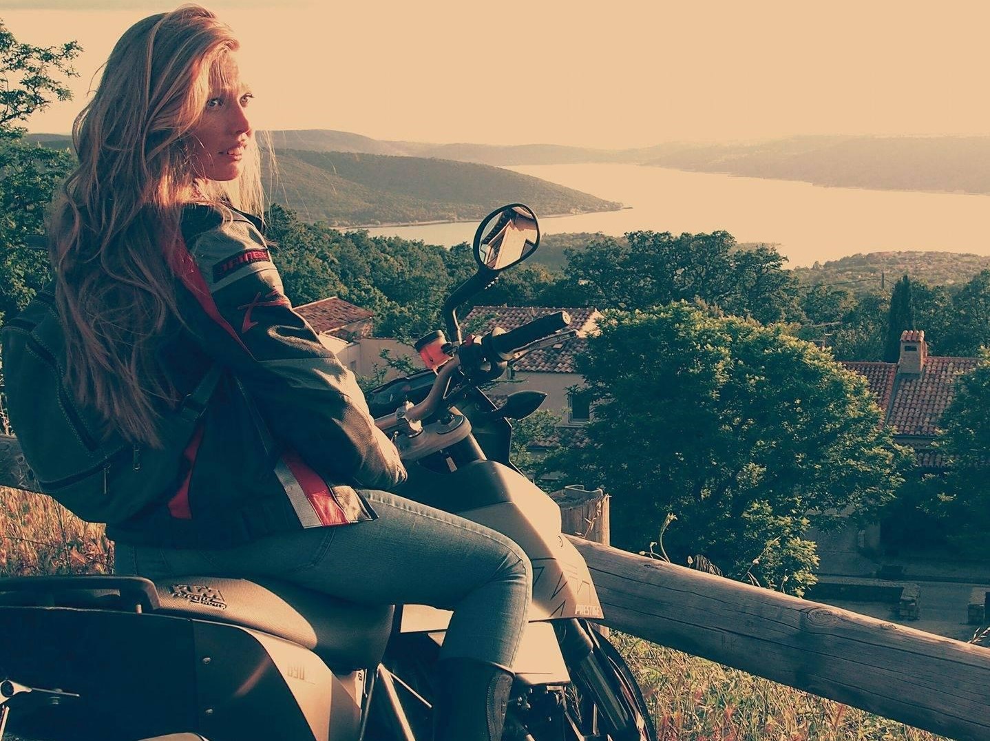 Valsusa, Elisa uccisa in moto da un furgone impazzito: lite per una mancata precedenza