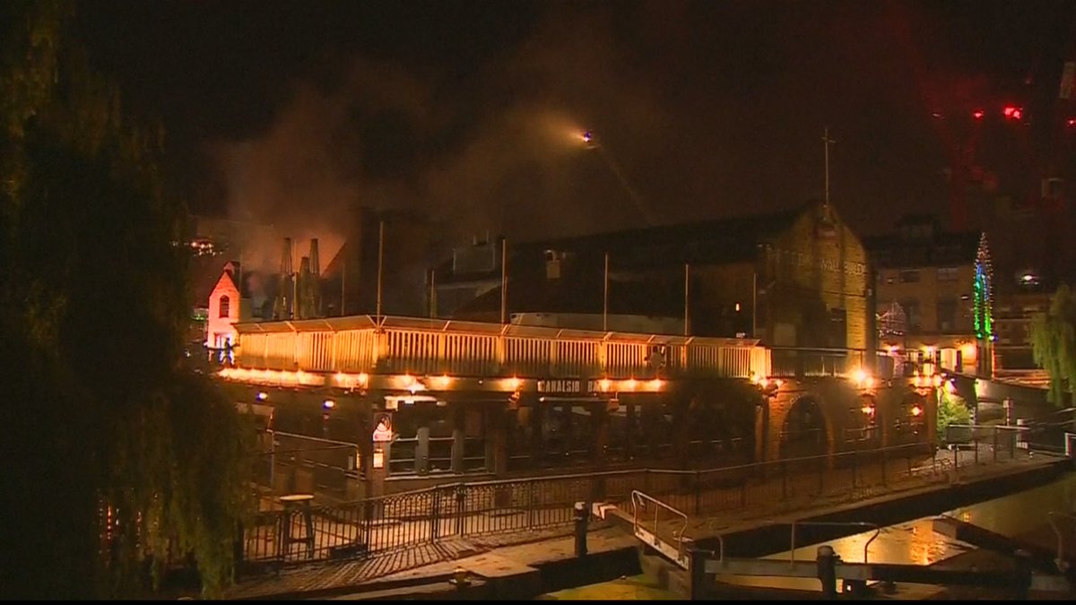 Londra, incendio a Camden Market: ingenti danni ma nessun ferito