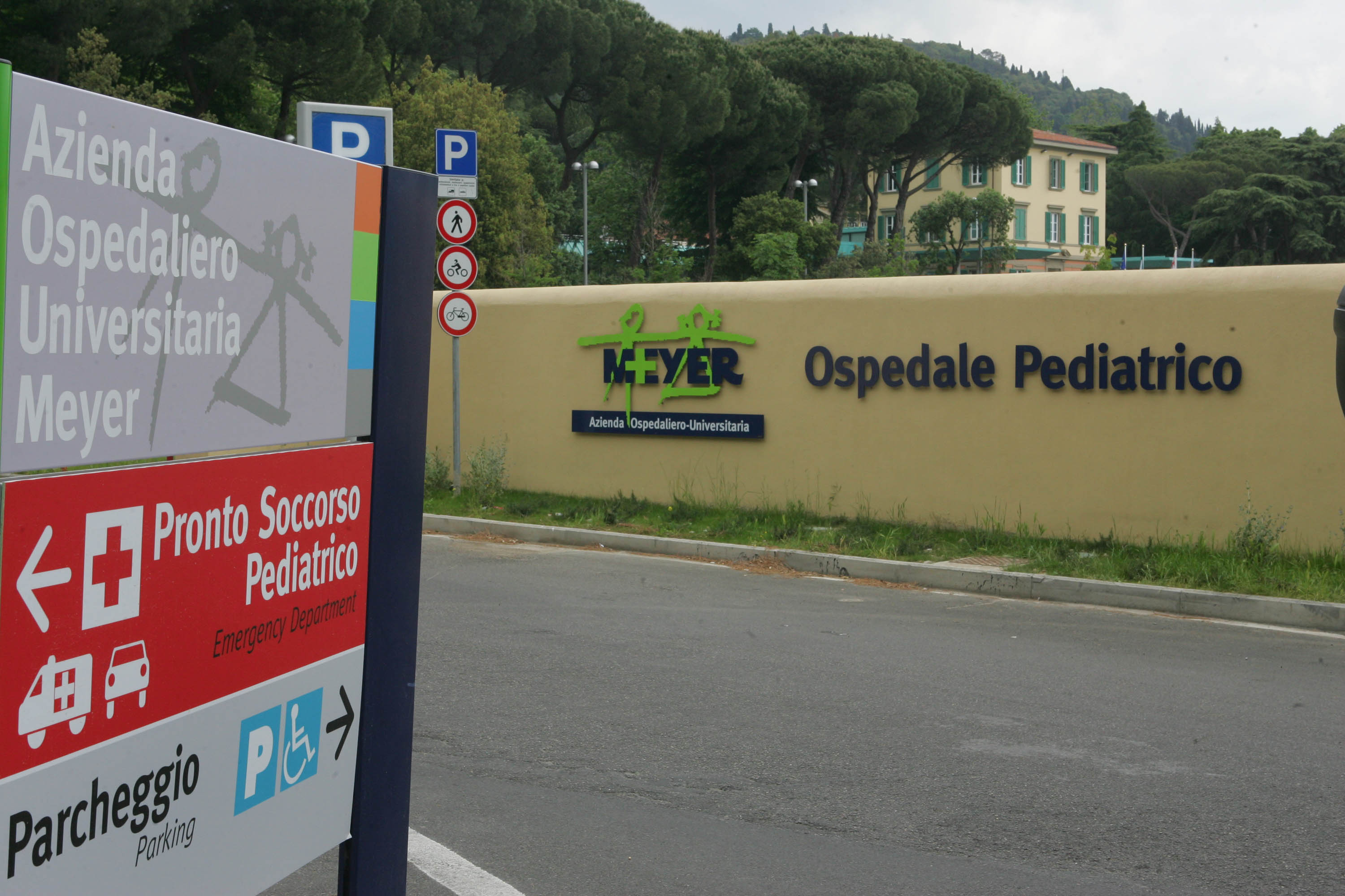 Benzina per eliminare i pidocchi: gravi mamma e figlia