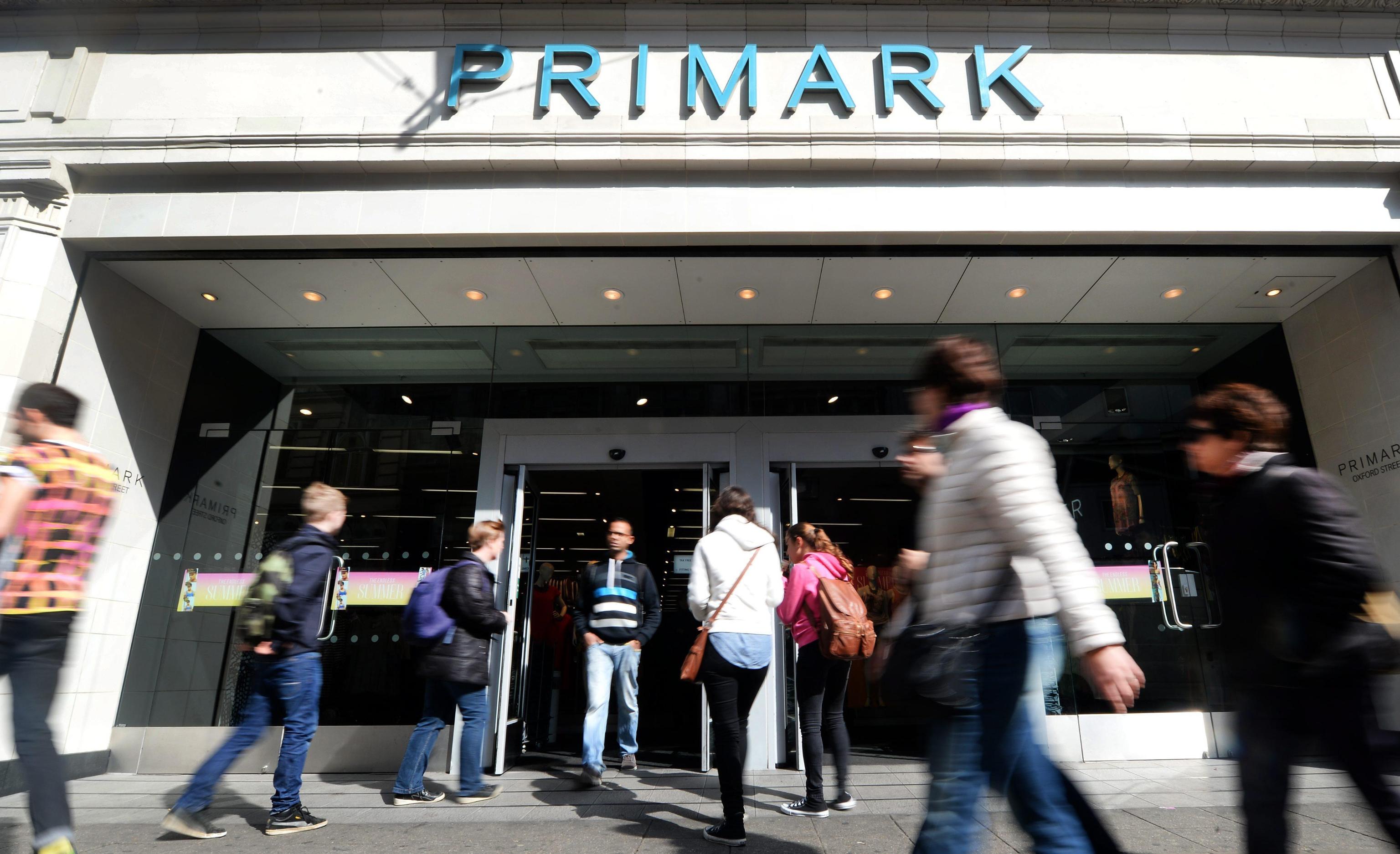 Allarme infradito, Primark ritira in Inghilterra migliaia di esemplari: sono cancerogeni
