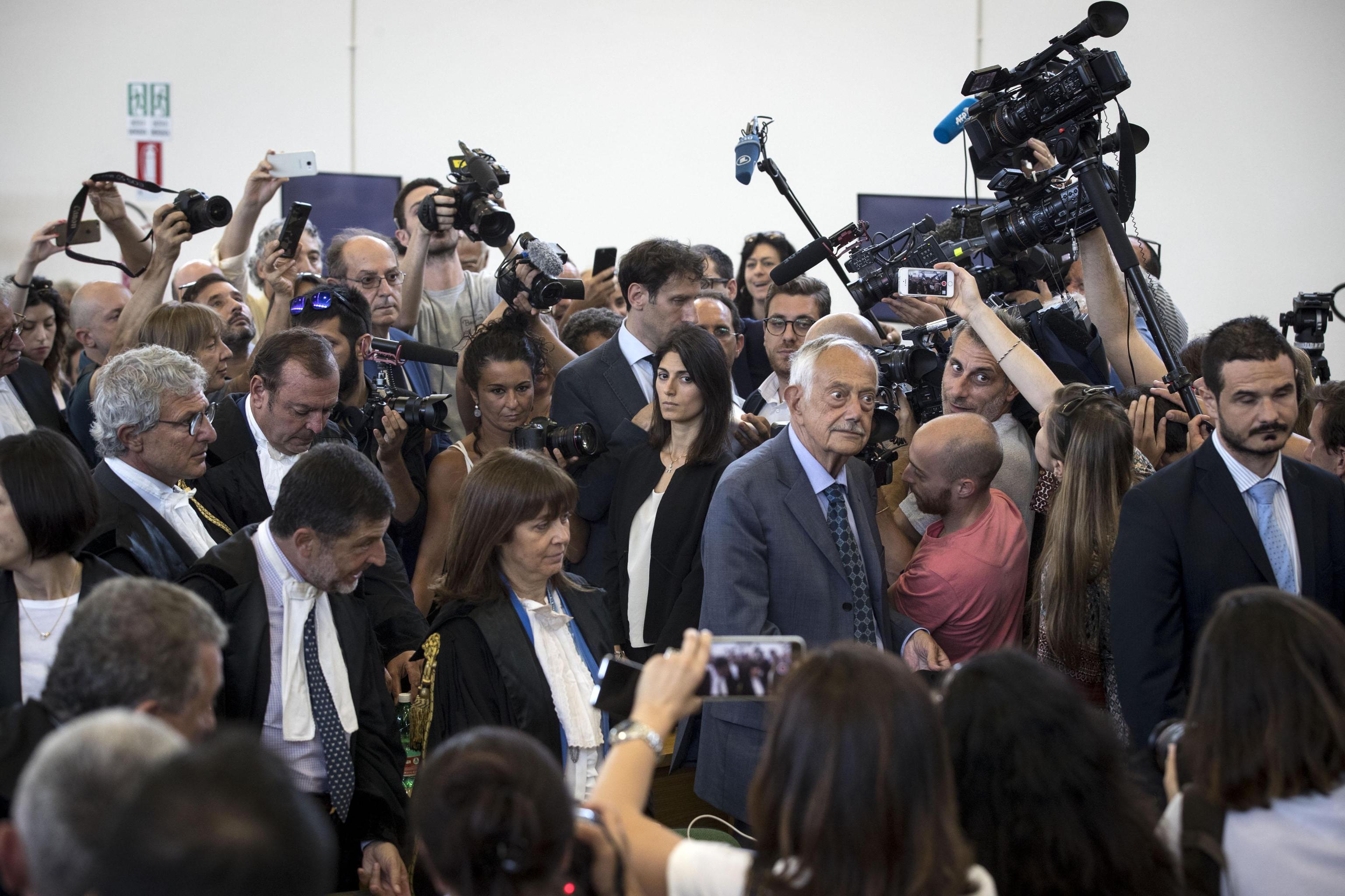 Mafia Capitale, la sindaca Virginia Raggi in aula per la sentenza: “Hanno ucciso Roma”
