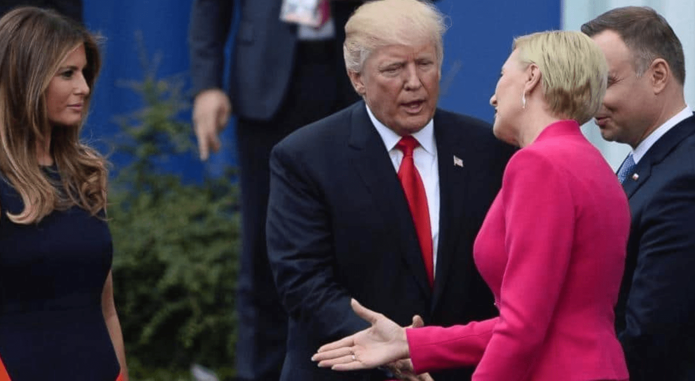 Stretta di mano negata: così la first lady della Polonia dà una lezione a Donald Trump