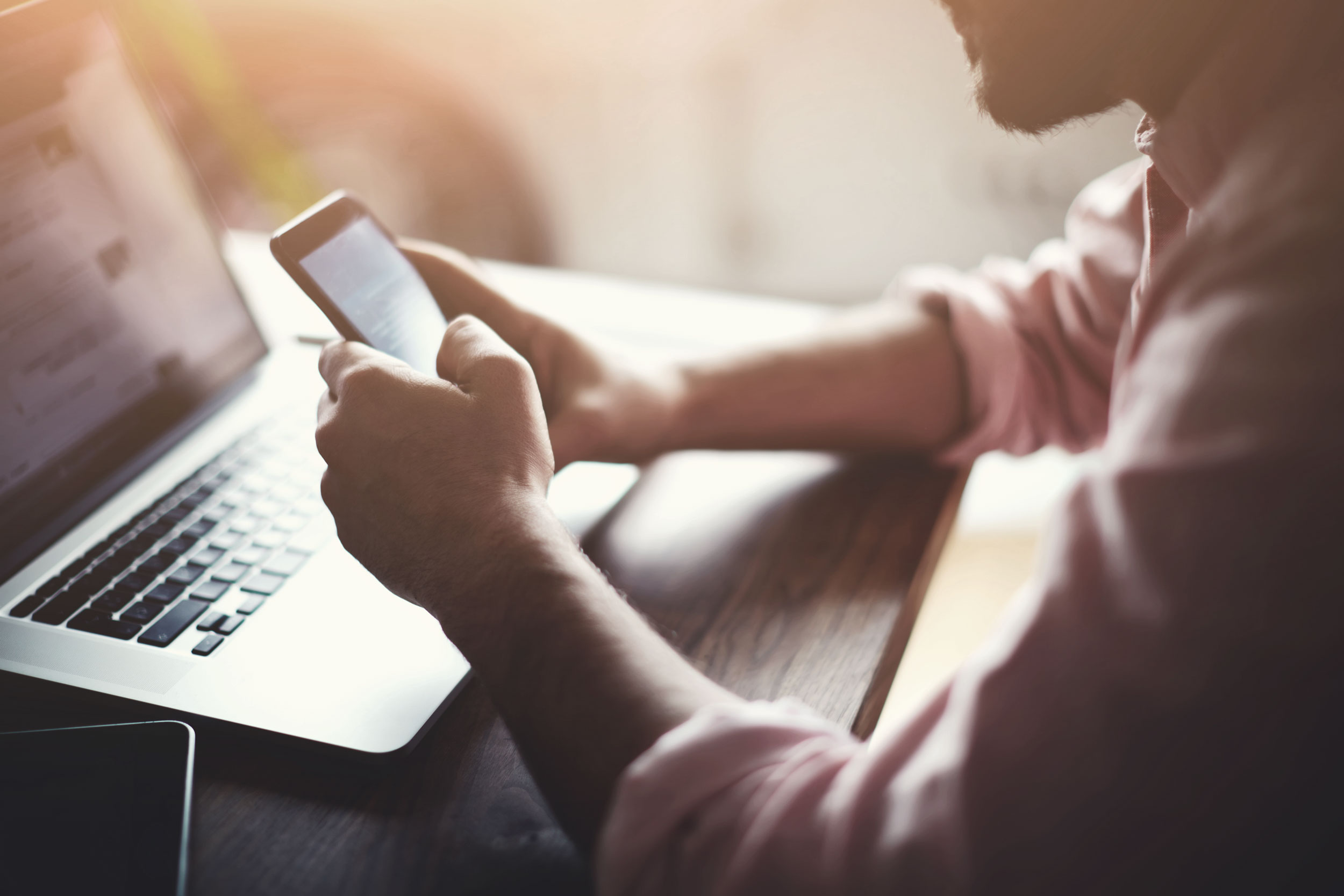 Internet e telefonia fissa a tariffe agevolate per i più poveri: l’iniziativa di Agcom