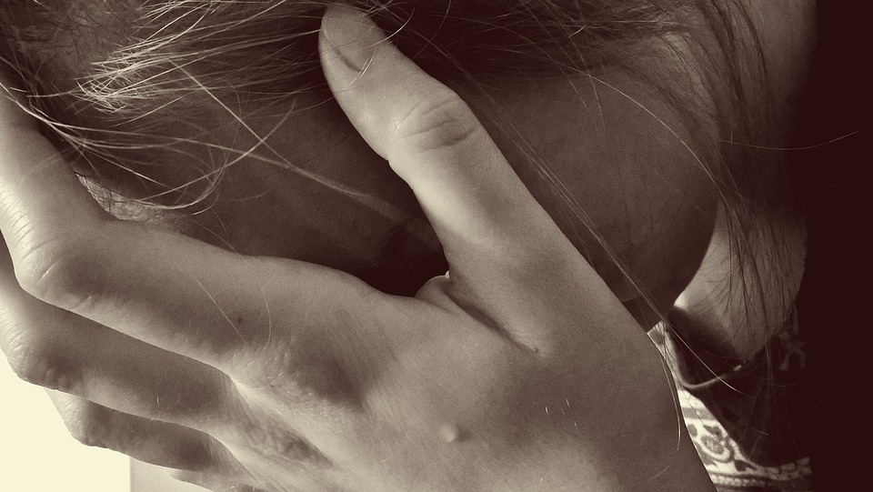 Bari, violentano minorenne per un anno: arrestati vicini di casa