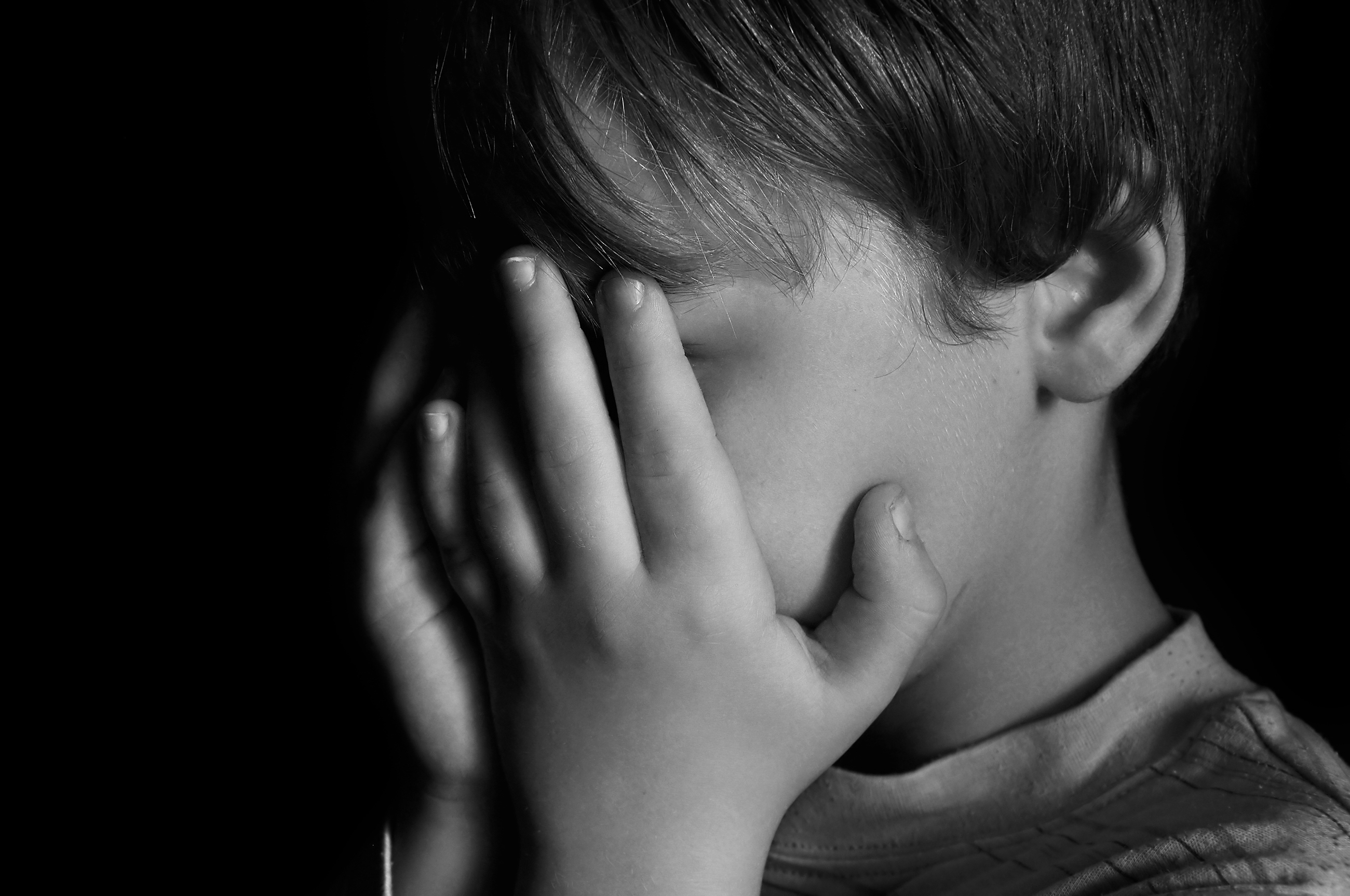 Bimbo di 5 anni segregato e costretto a mangiare carote: genitori adottivi a processo per abuso su minori