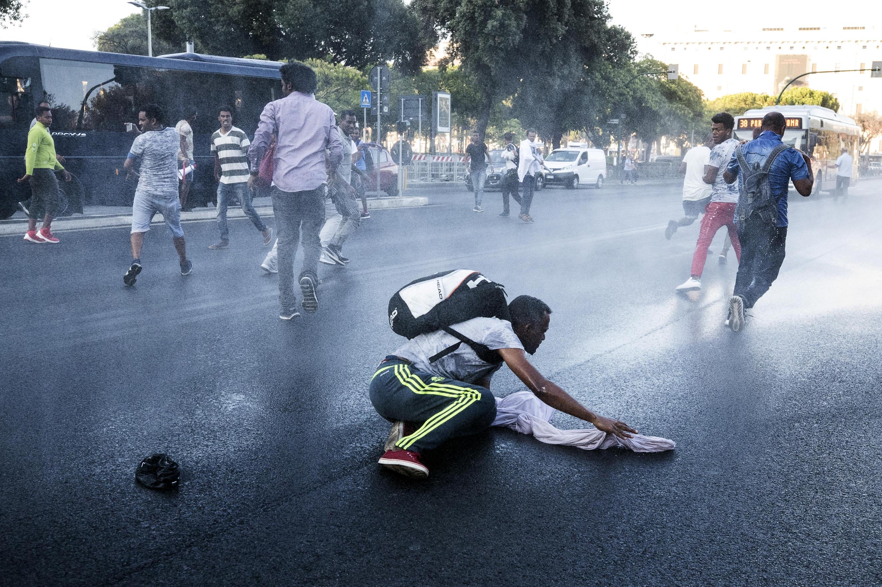 Migranti sgomberati a Roma: bombole contro agenti