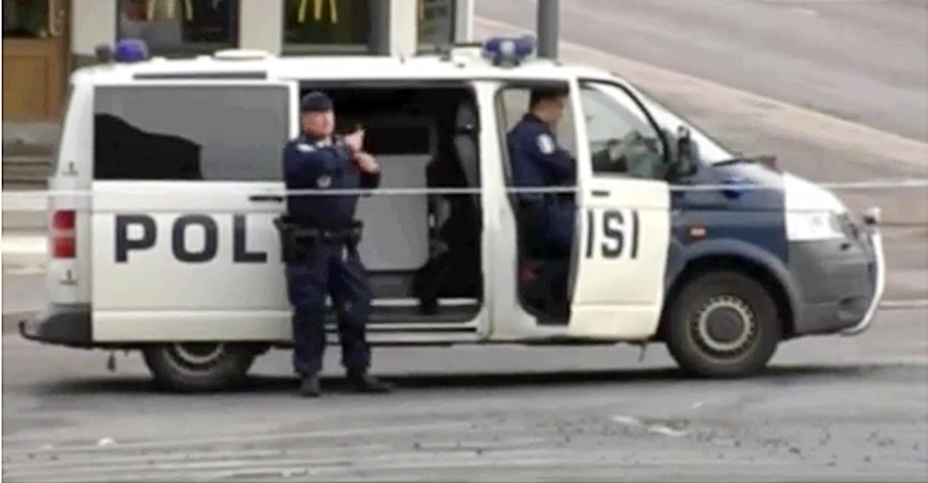 Attacco in Finlandia: diverse persone accoltellate, caccia all’uomo