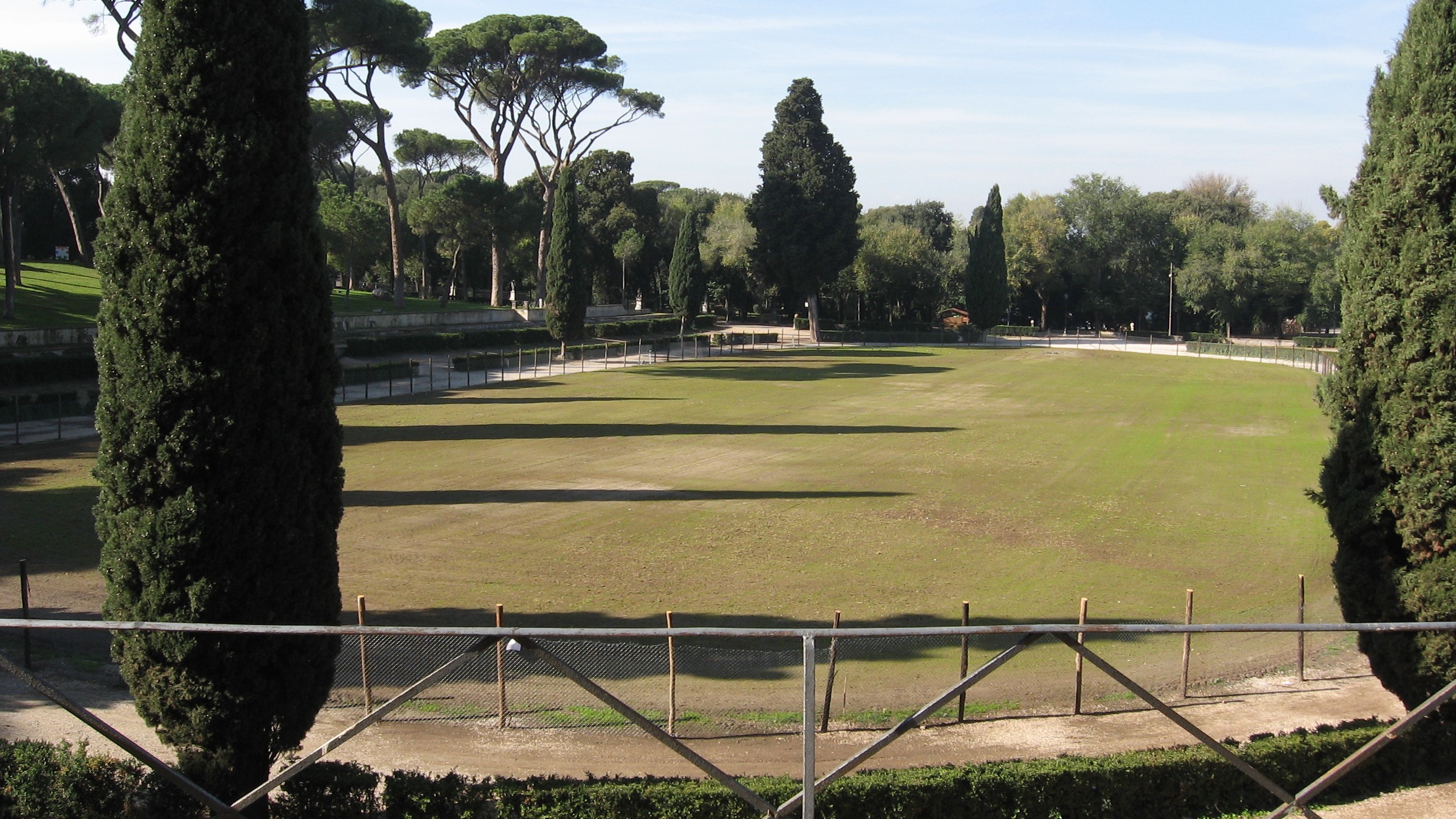 Villa Borghese, turista tedesca violentata e legata nuda a un palo