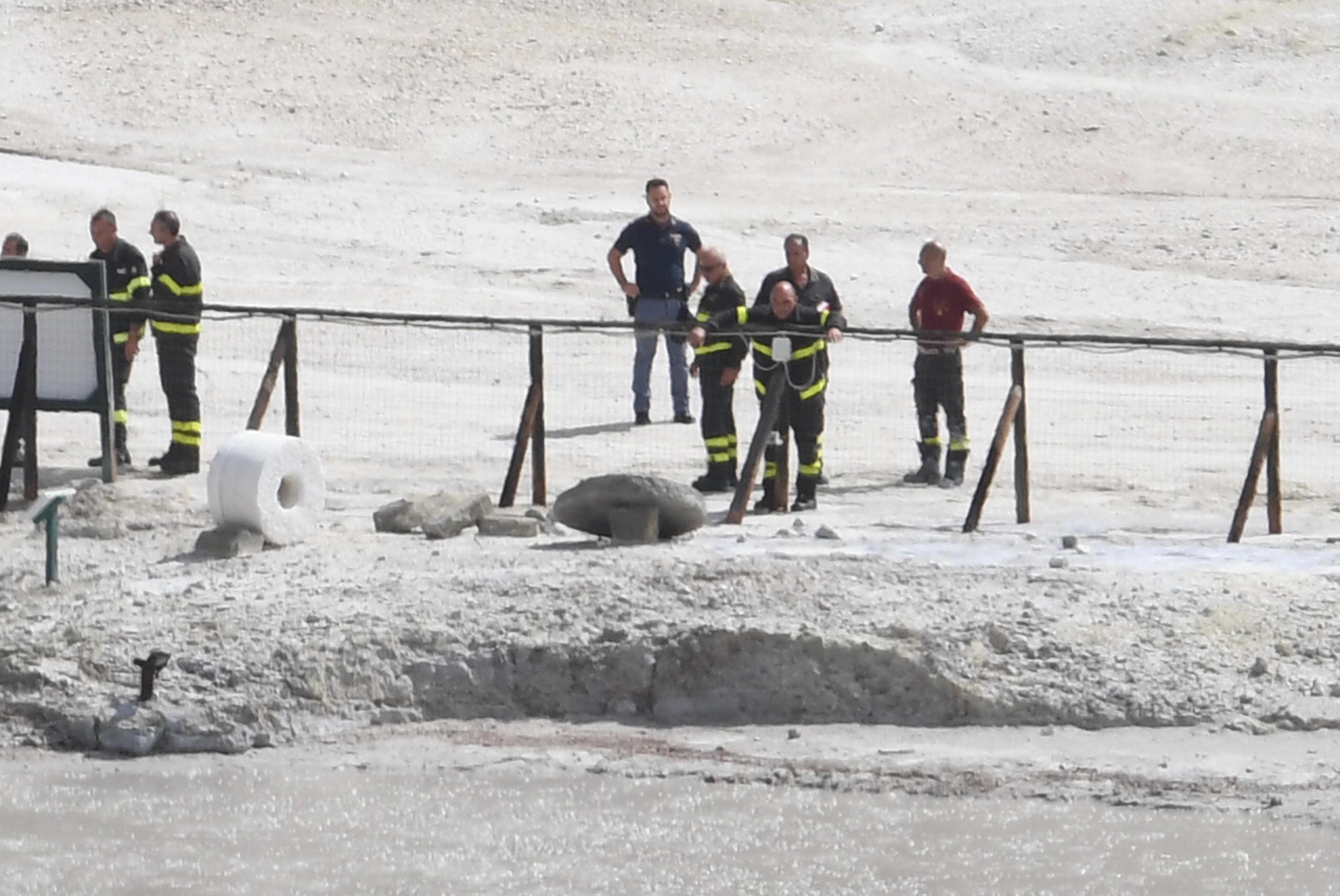 Pozzuoli, famiglia torinese muore nel cratere della Solfatara: precipitano per salvare il figlio