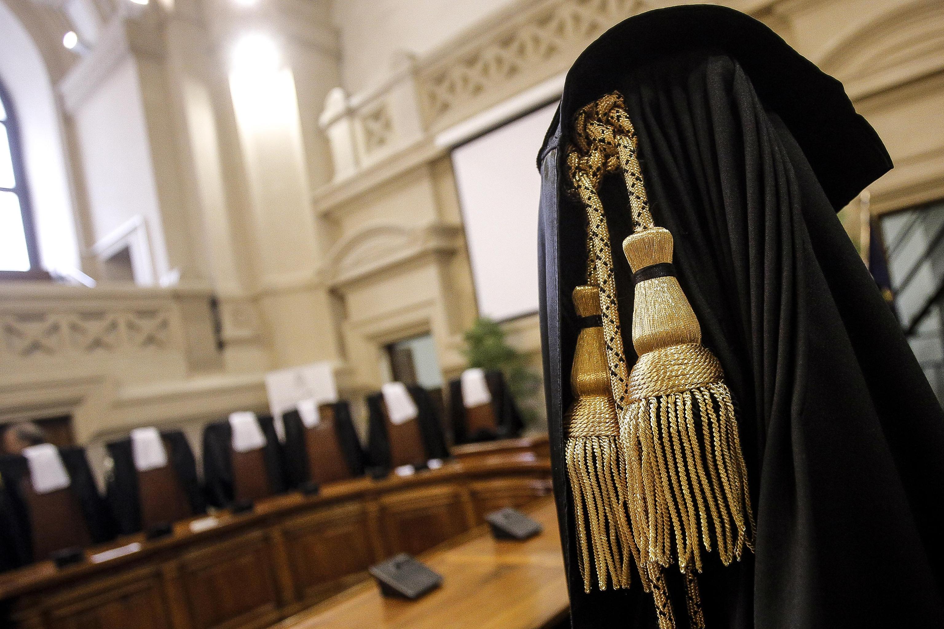 Uccise il figlio 19enne, la Cassazione annulla l’ergastolo: era solo adottivo