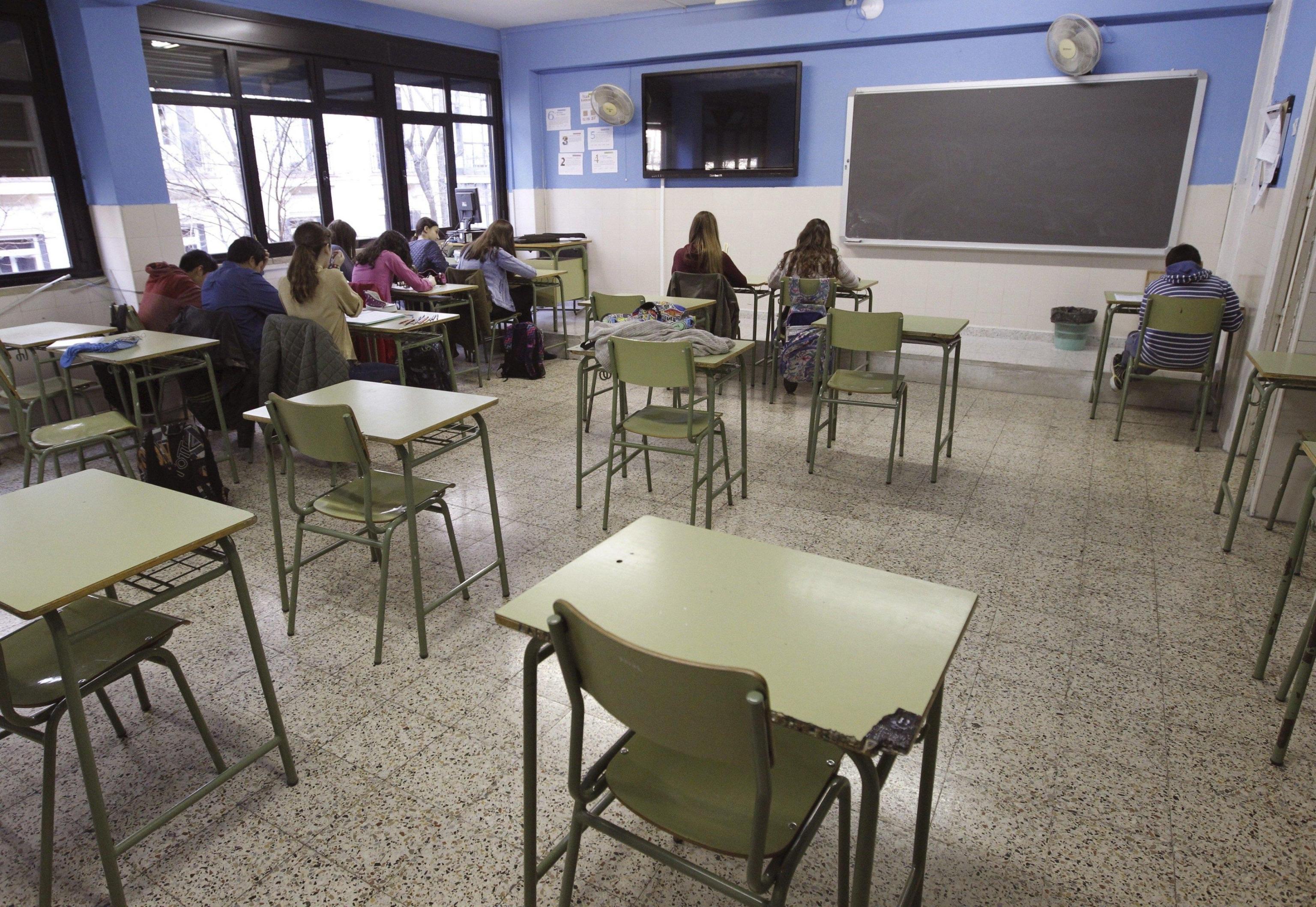 Brindisi: foto dei prof in aula finiscono su Instagram, sospesi due studenti