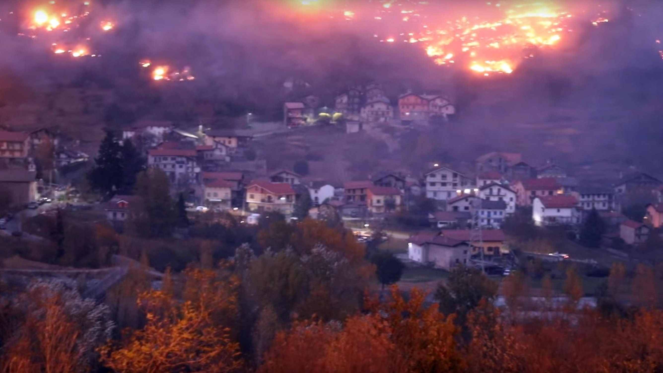 Incendi in Piemonte: oltre 600 sfollati in Val di Susa, allarme inquinamento a Torino