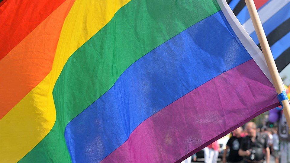 Livorno, pompiere si congratula con una coppia gay, ora rischia la sospensione