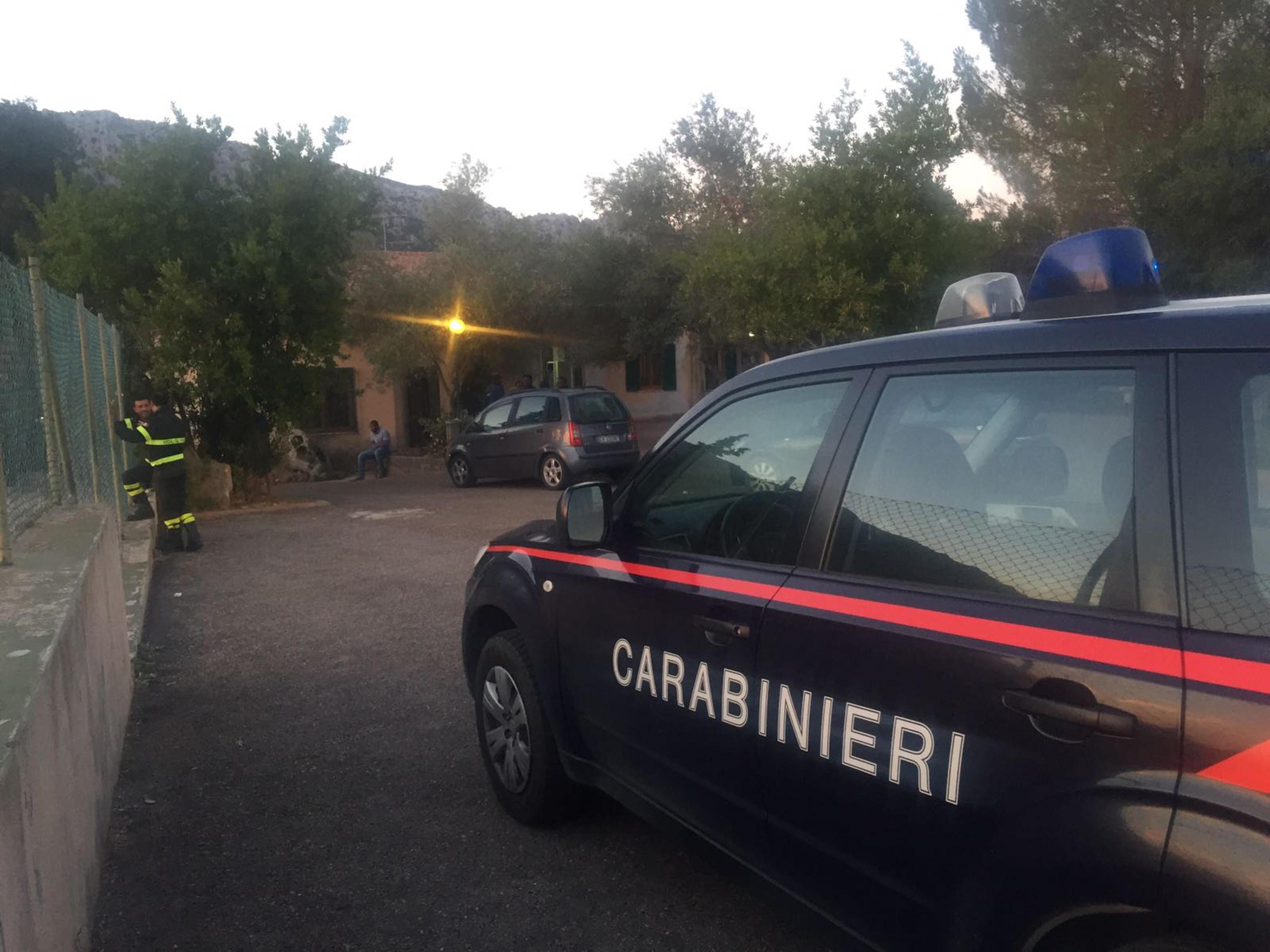 Arezzo, madre e figlio morti in auto: due colpi di pistola, ipotesi omicidio-suicidio
