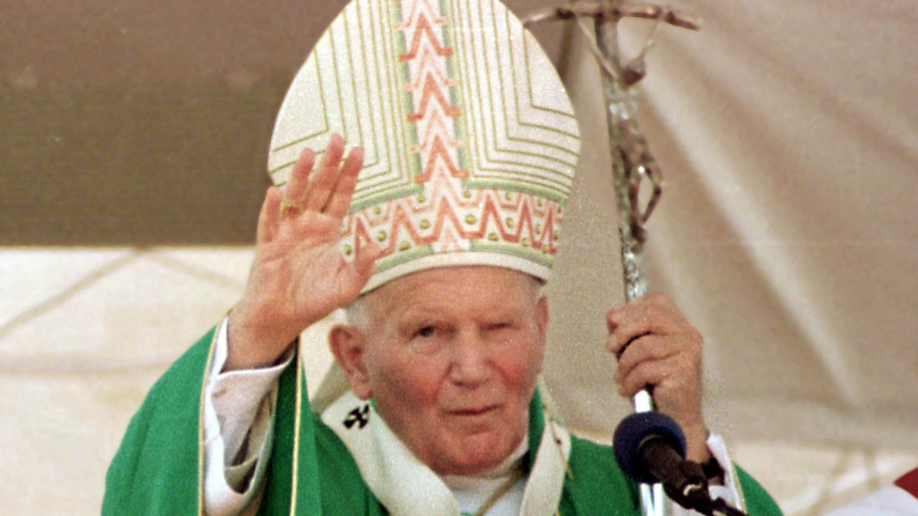 Francia, via la croce dalla statua di papa Wojtyla: è polemica